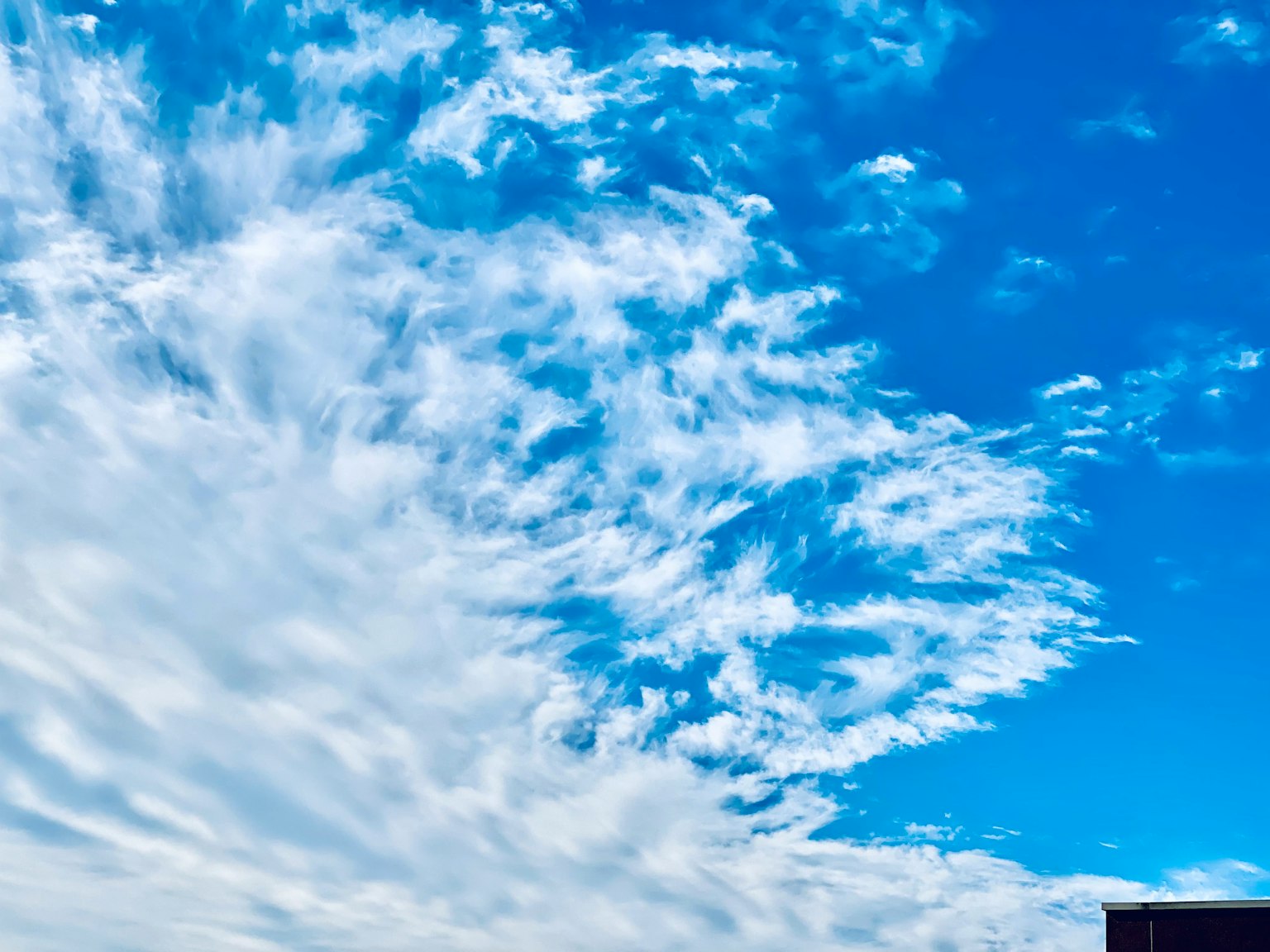 Landschaft mit weißen Wolken gegen einen blauen Himmel