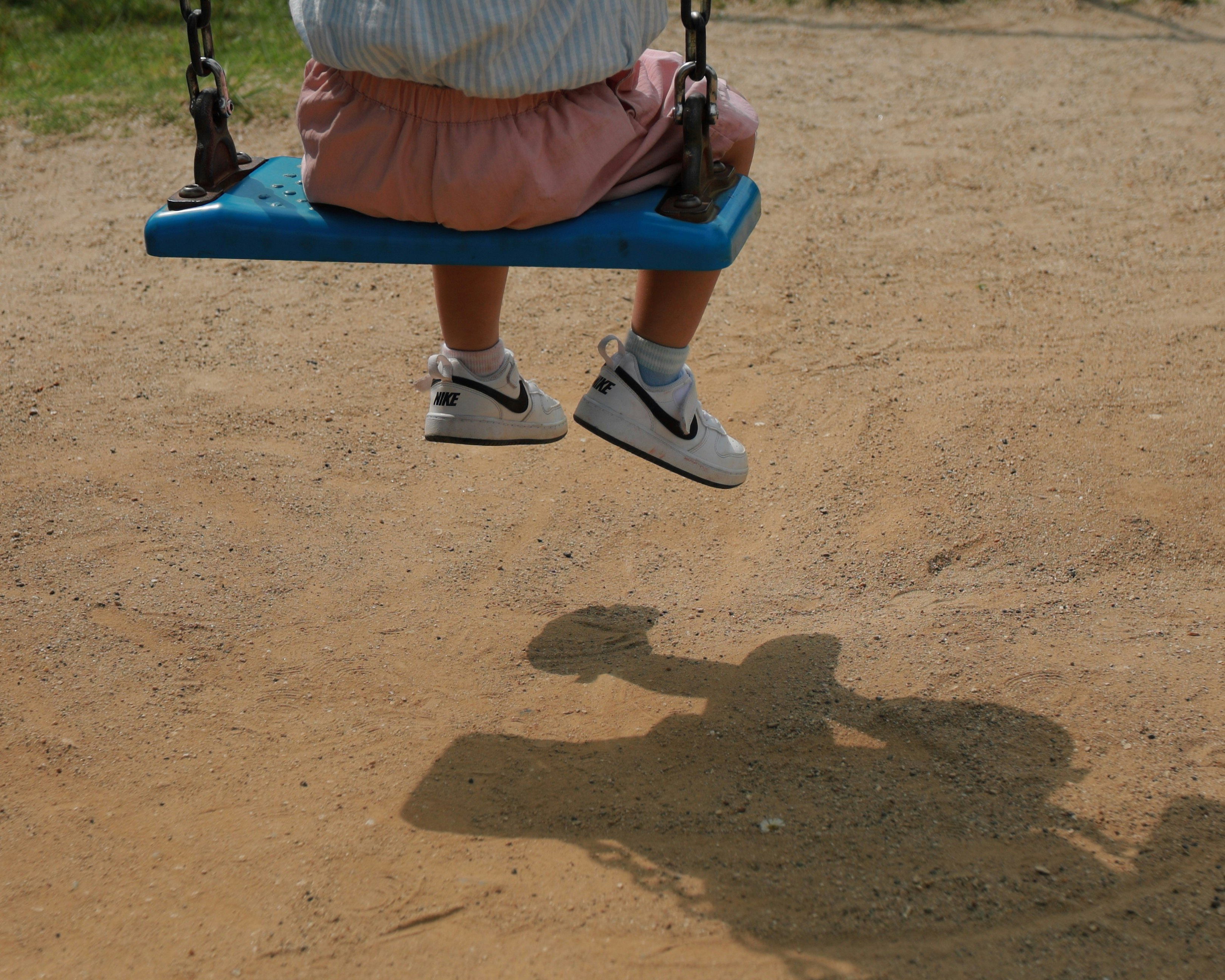 ブランコに乗る親子のひととき
