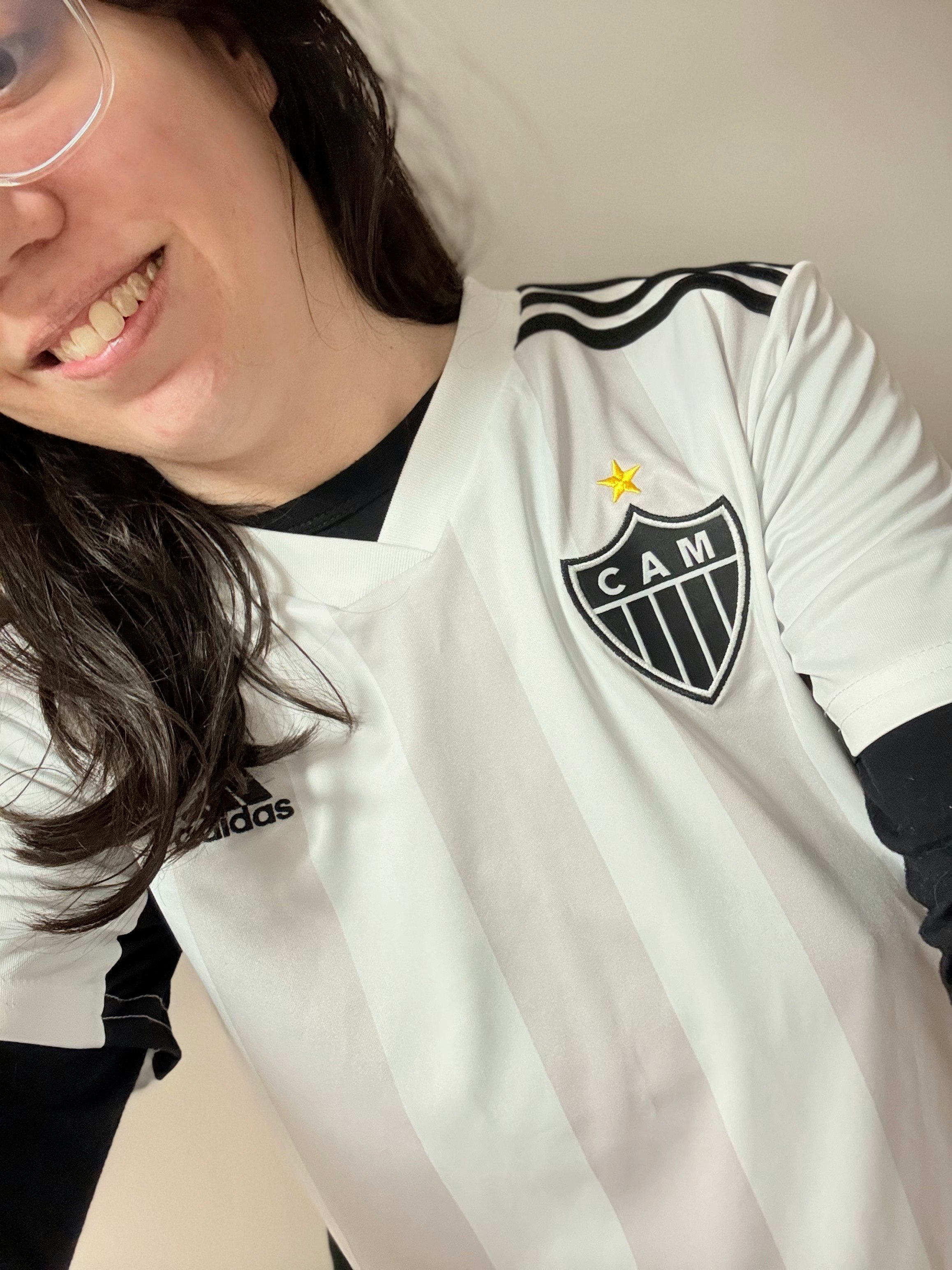 サッカーのユニフォームを着た女性のクローズアップ