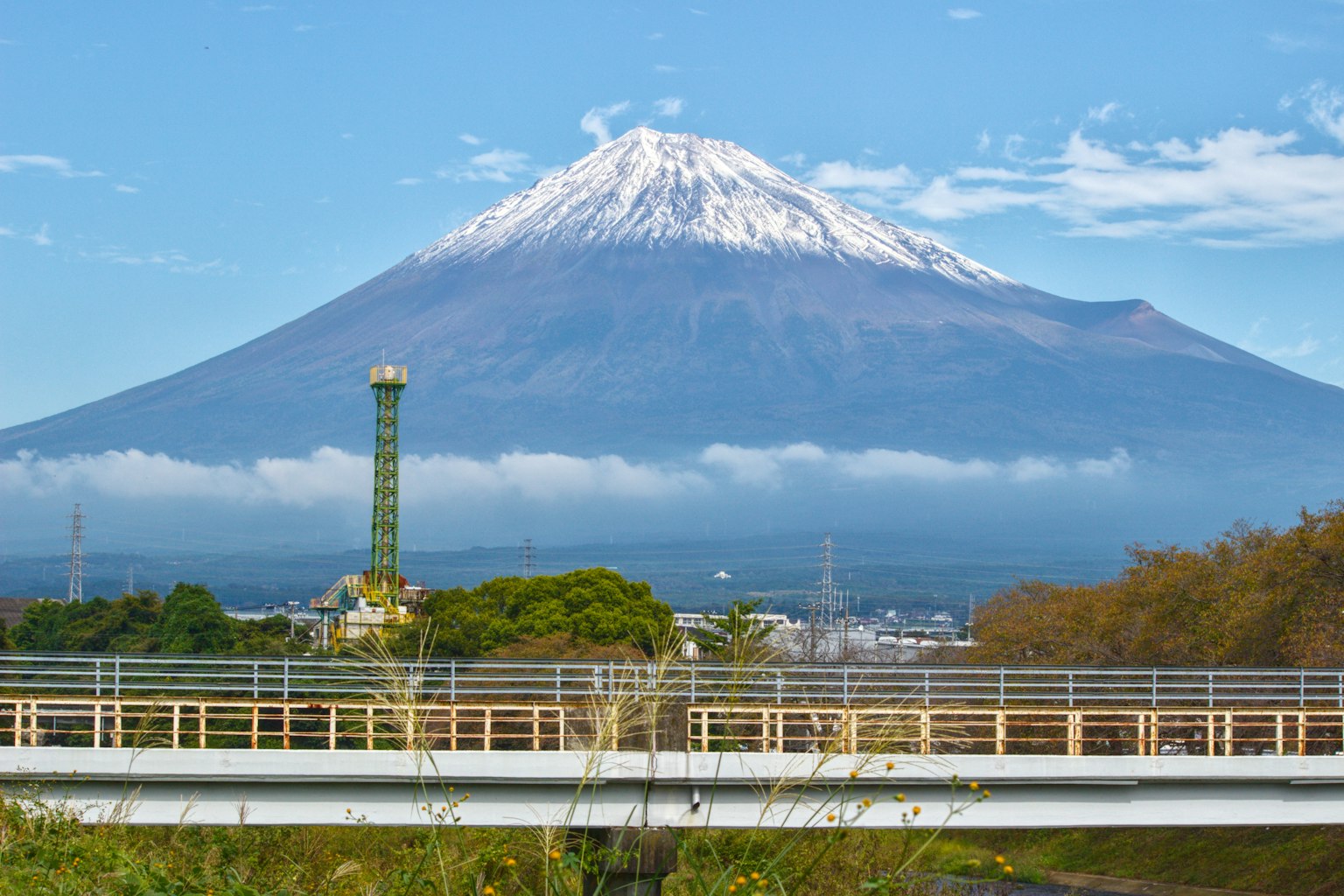 Malersicher Blick auf den Fuji mit klarem blauen Himmel und grünem Landschaft