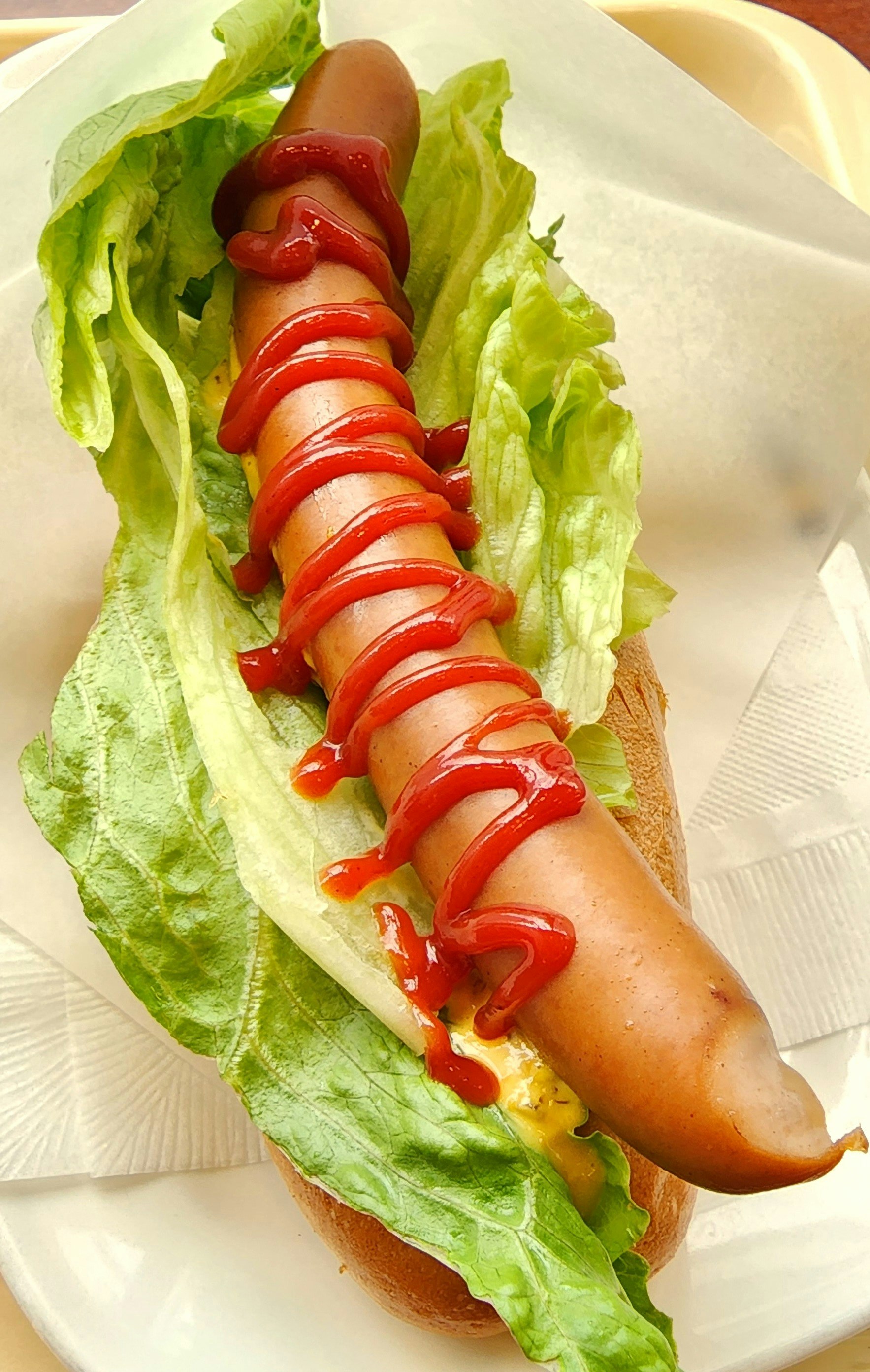 hot-dog garni de laitue