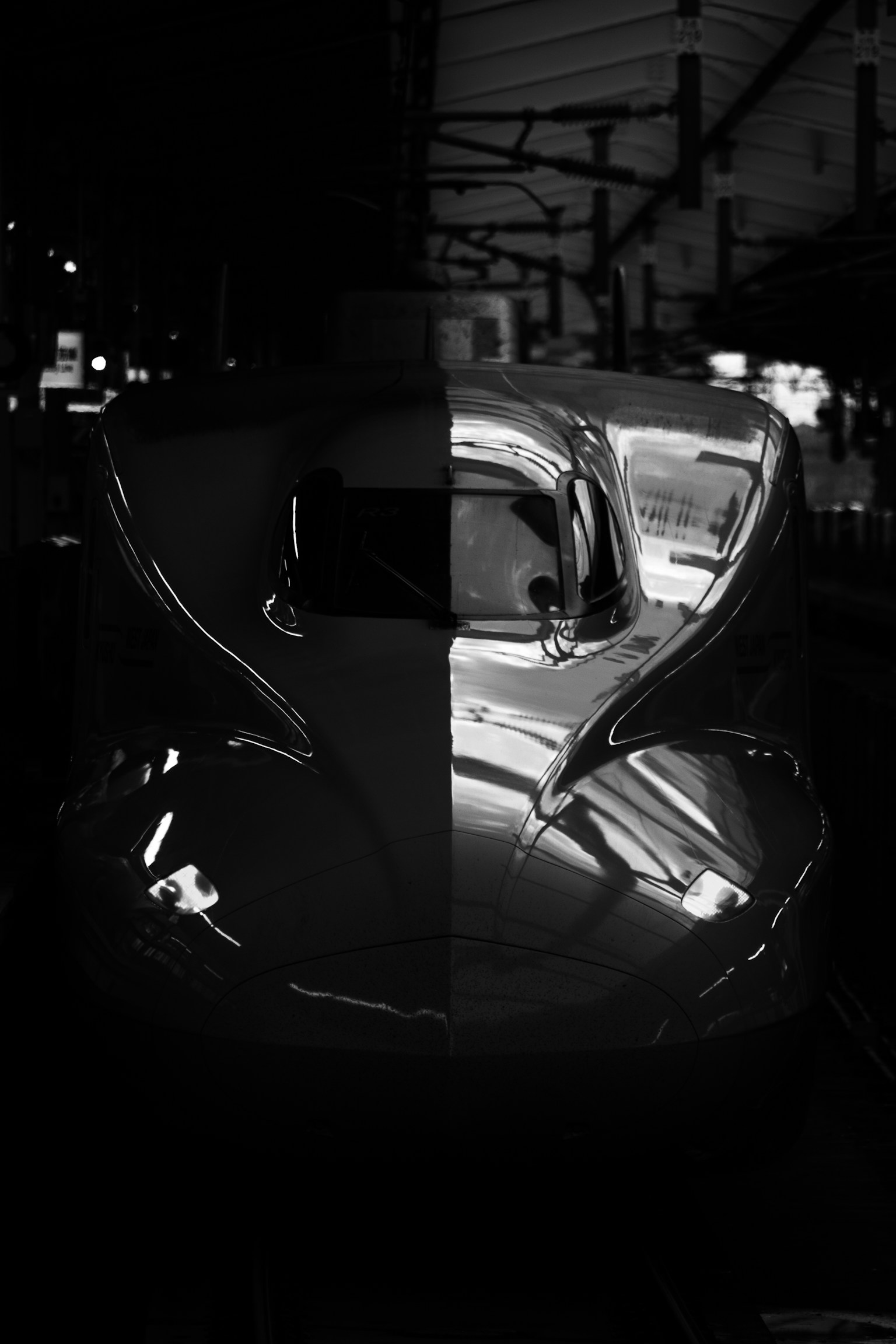 Image divisée en noir et blanc d'un avant de Shinkansen