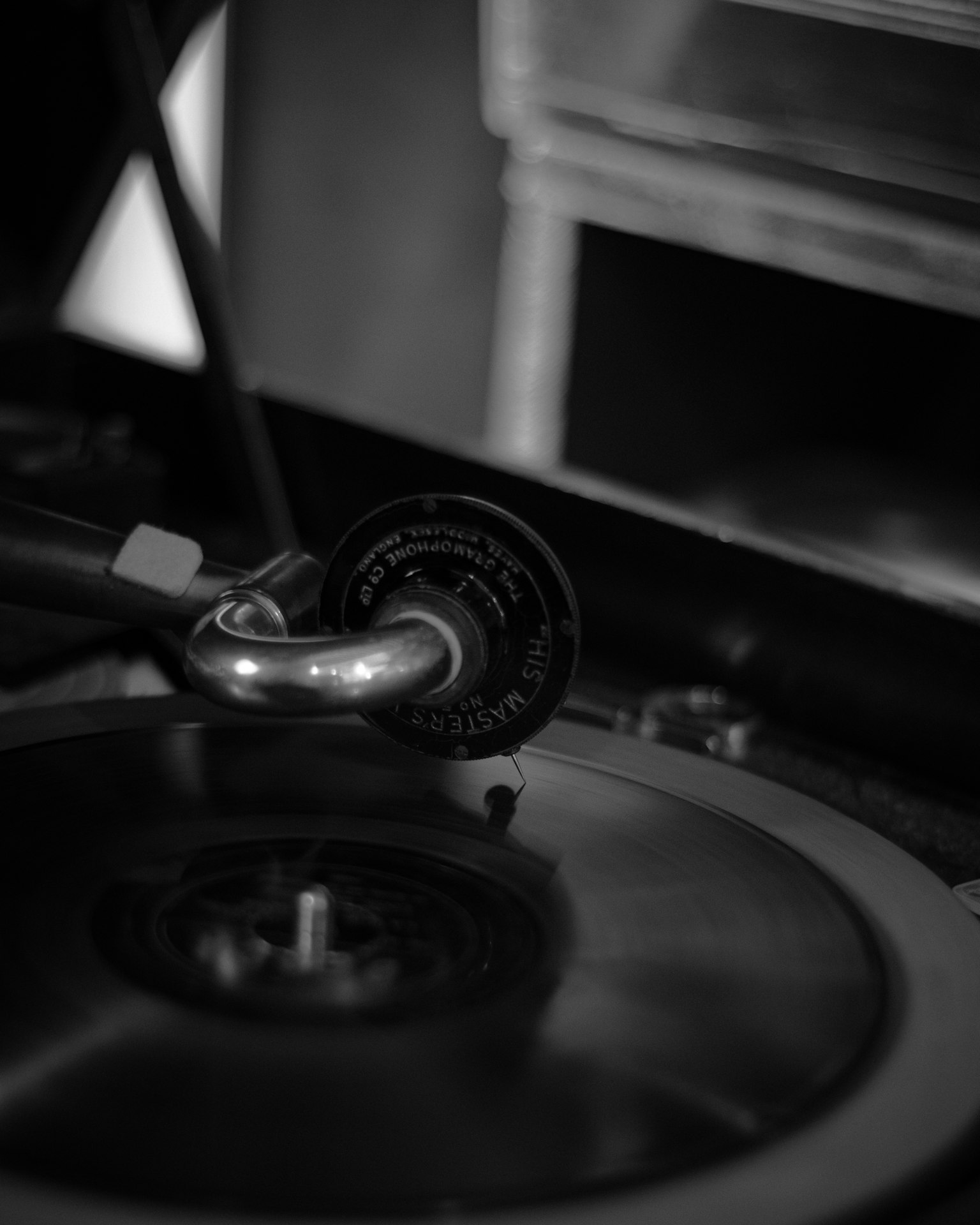 Primer plano de una aguja de tocadiscos y disco en blanco y negro