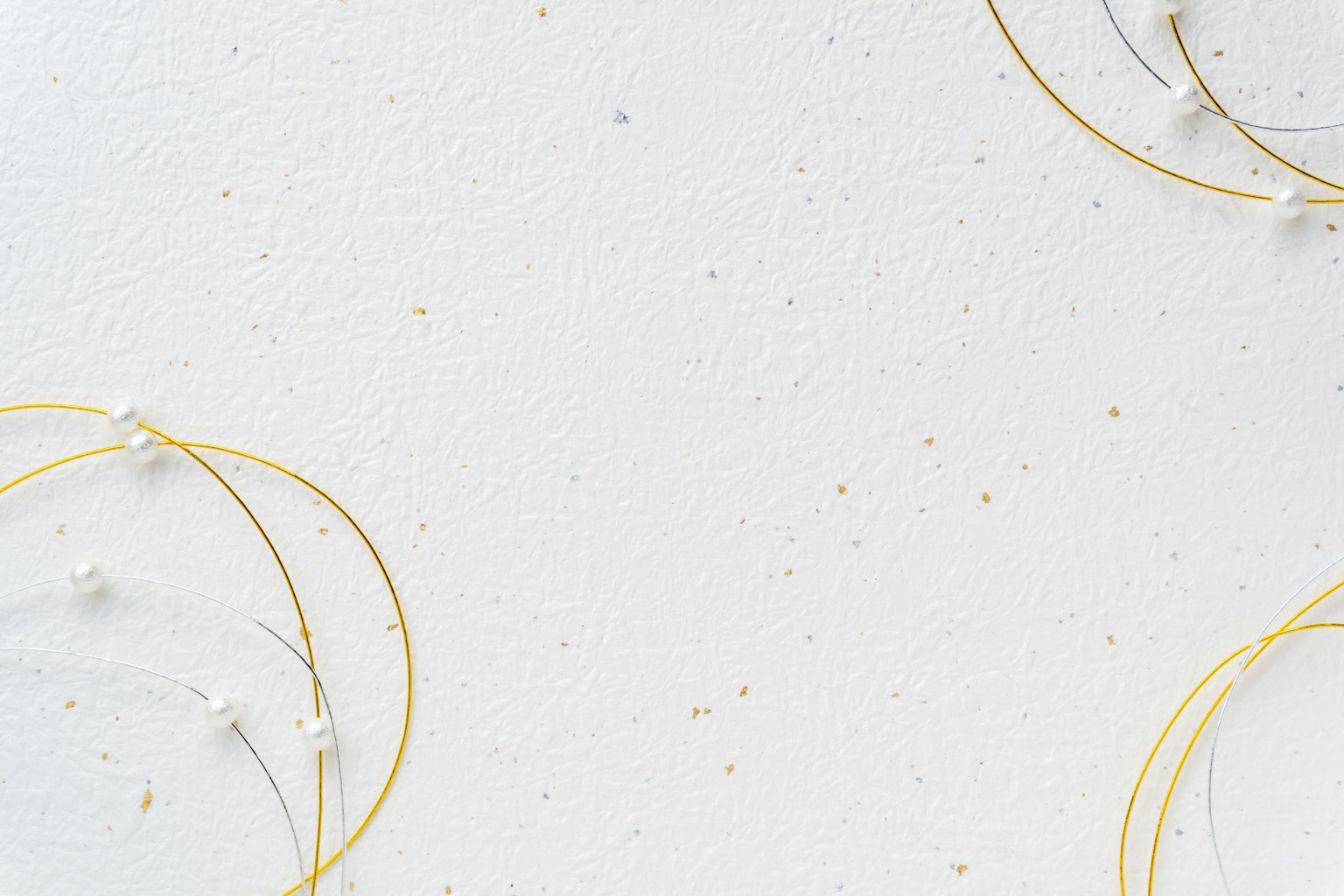 Esposizione di gioielli in oro e argento su uno sfondo bianco