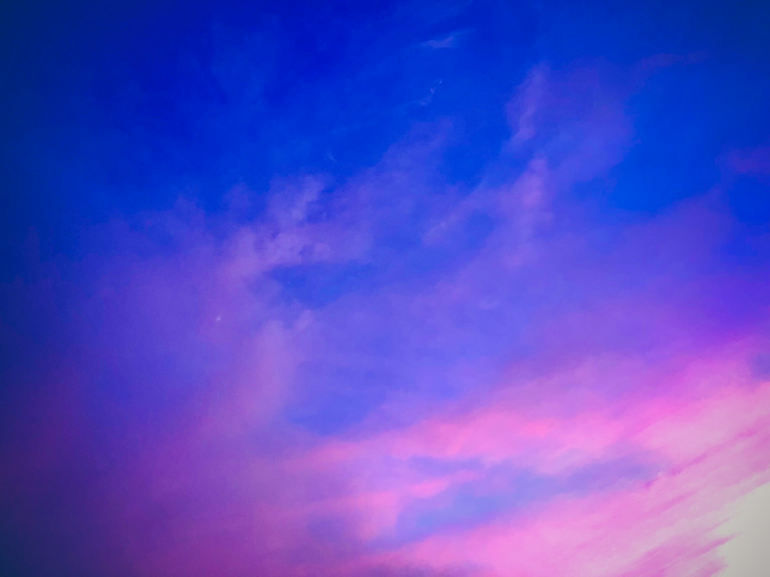Cielo bellissimo con sfumature di blu e viola