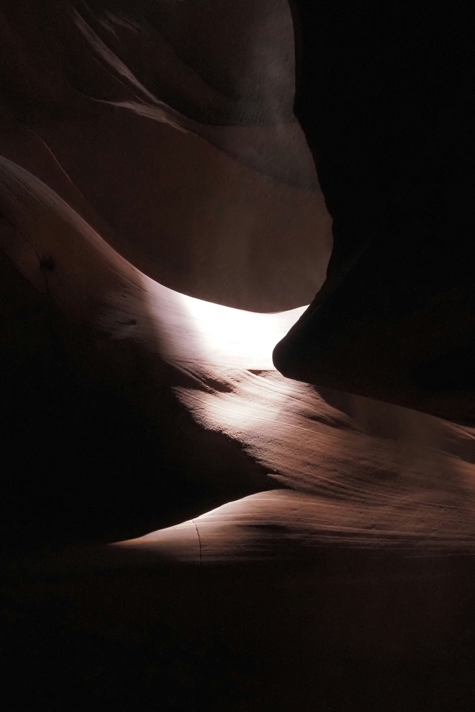 Innenseite einer Sandsteinschlucht mit fließenden Lichtmustern