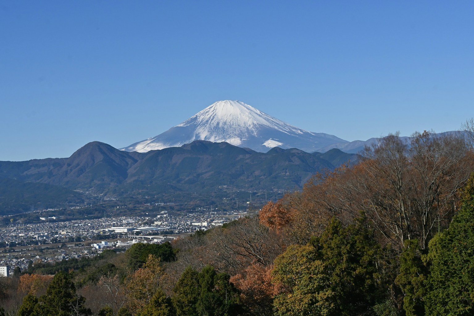 Monte Fuji cubierto de nieve bajo un cielo azul claro