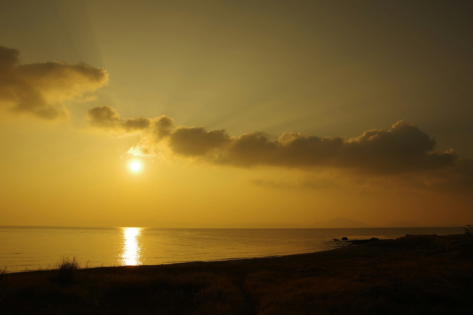 美丽的黄昏海景，太阳在水面上反射