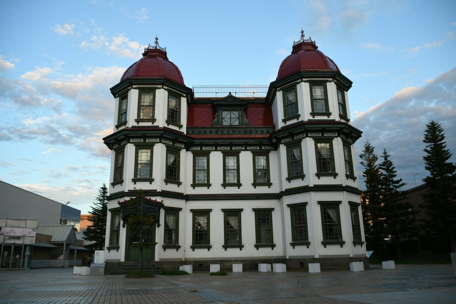 白色建築，紅色圓頂屋頂和大窗戶