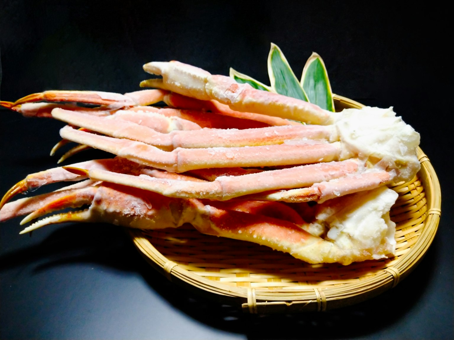 Gambar kaki kepiting disusun dalam keranjang