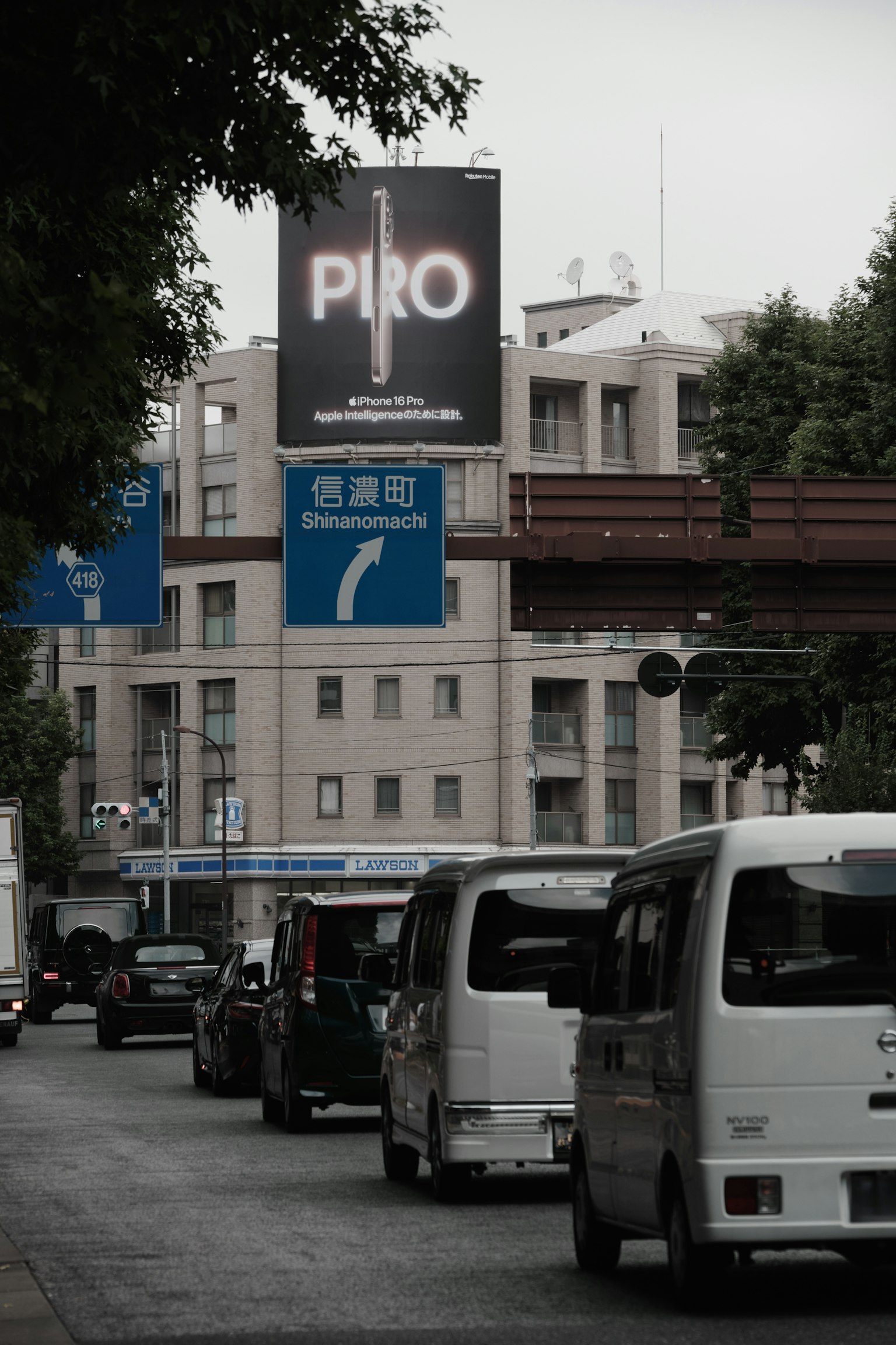 Stadtstraßenszene mit einem Plakat und einer Fahrzeugreihe