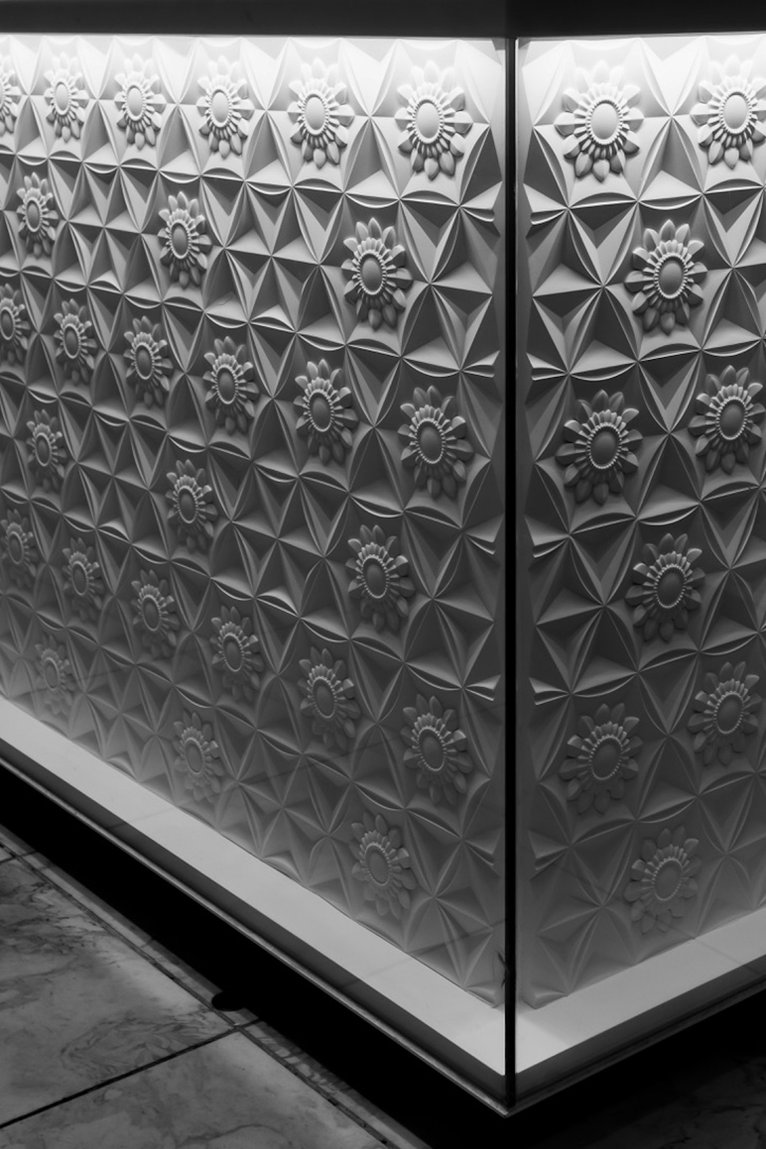 Dekorativer Wandbelag mit geometrischen Mustern in Schwarz und Weiß
