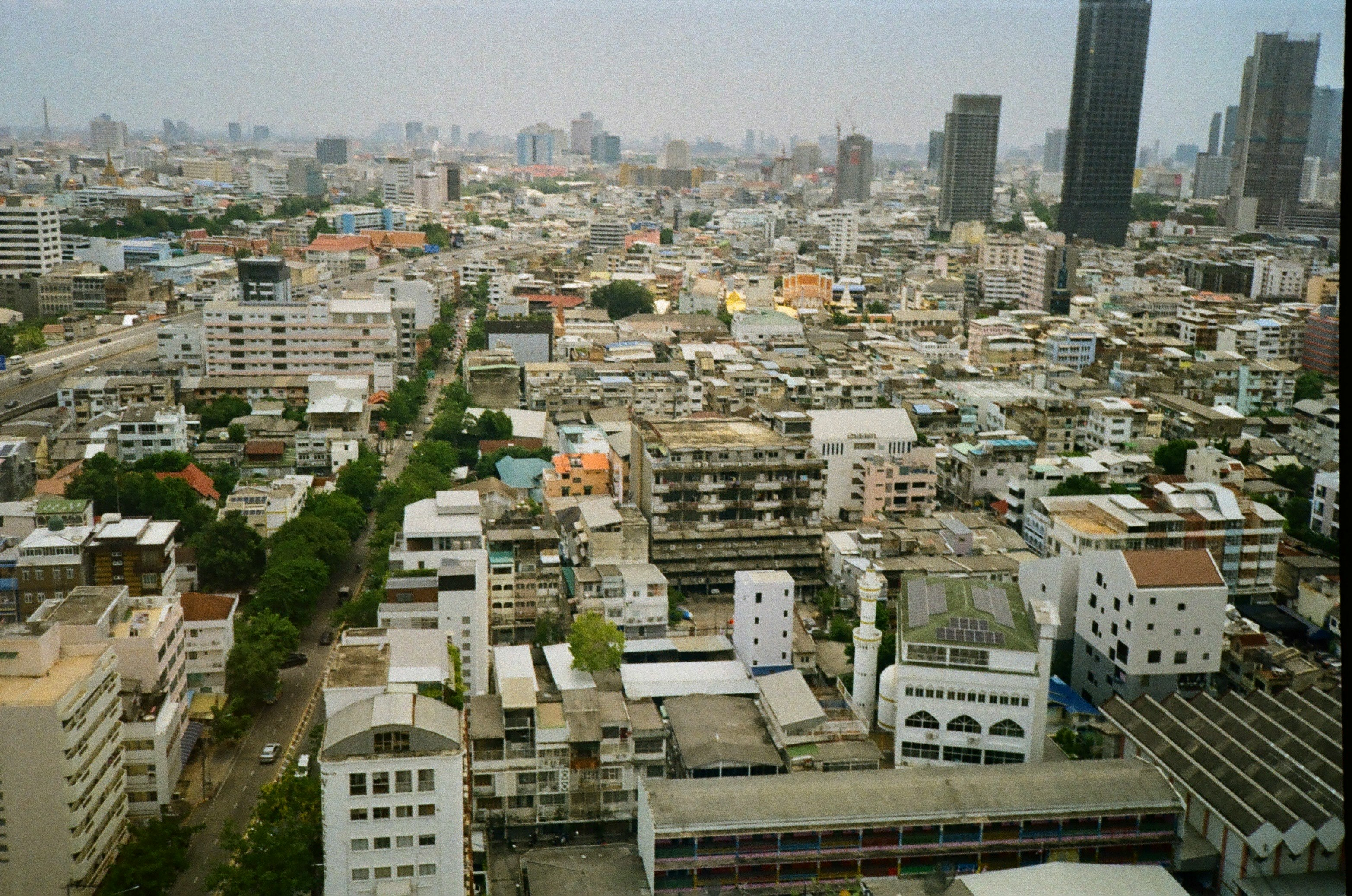 都市の住宅街と高層ビルが広がる俯瞰風景