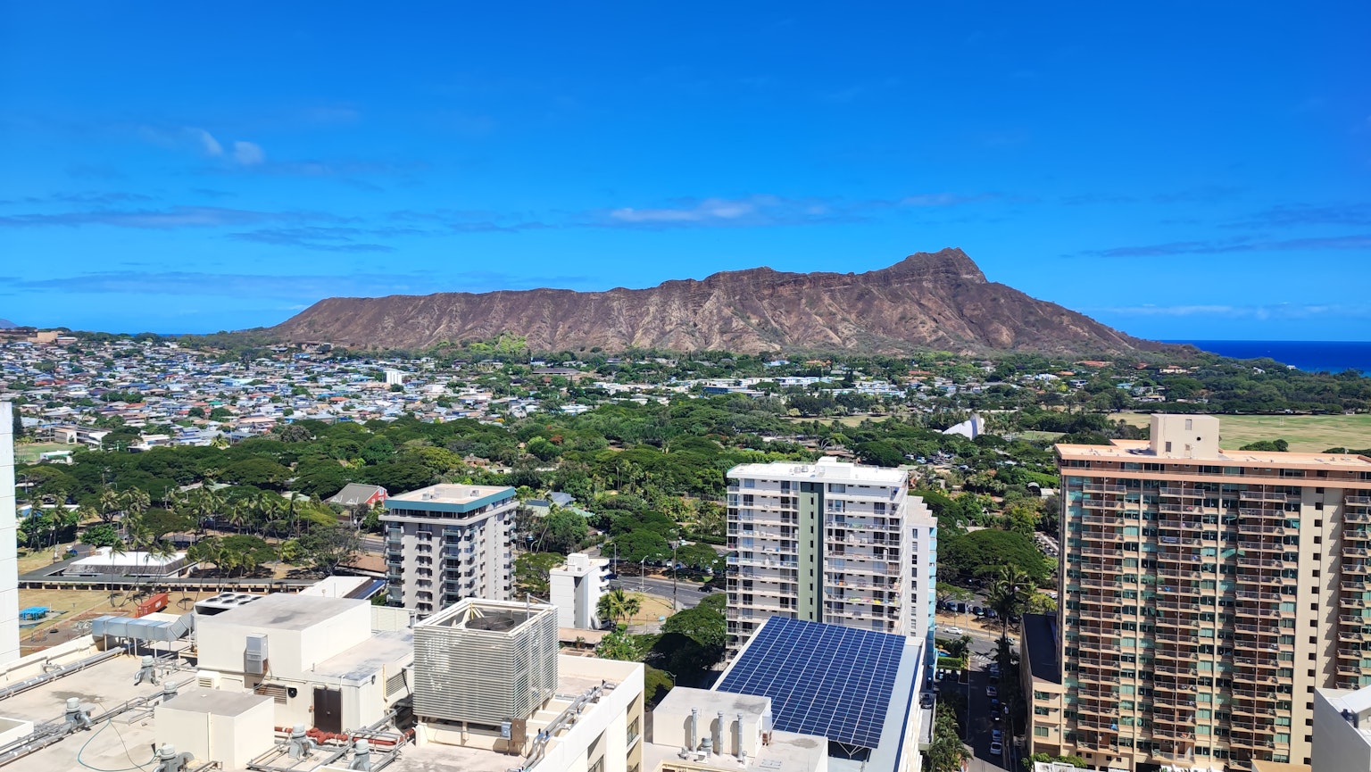 Pemandangan kota Honolulu dengan Diamond Head di latar belakang