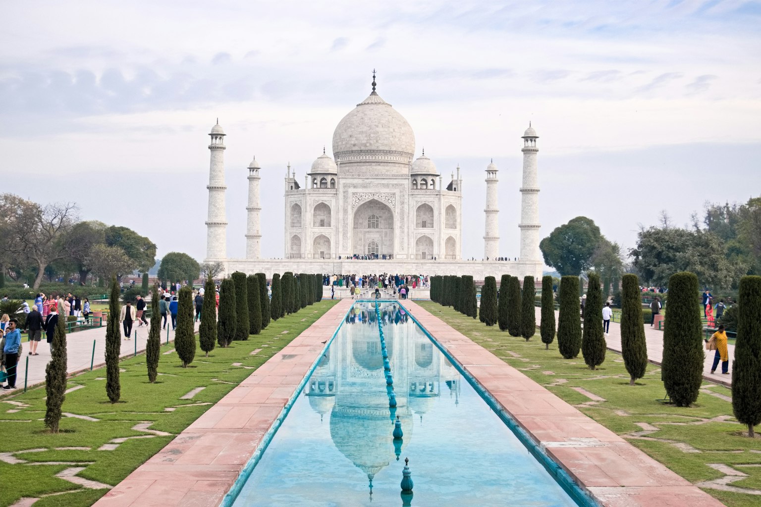 Cảnh quan tuyệt đẹp của Taj Mahal với hồ phản chiếu và khu vườn được chăm sóc