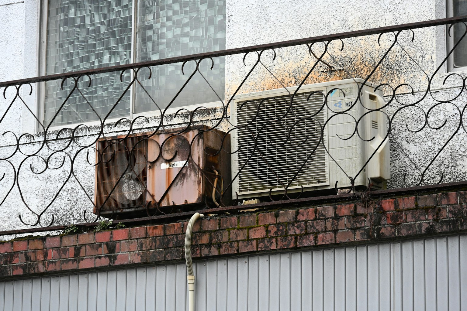 Unità di climatizzazione vecchie e nuove su un balcone
