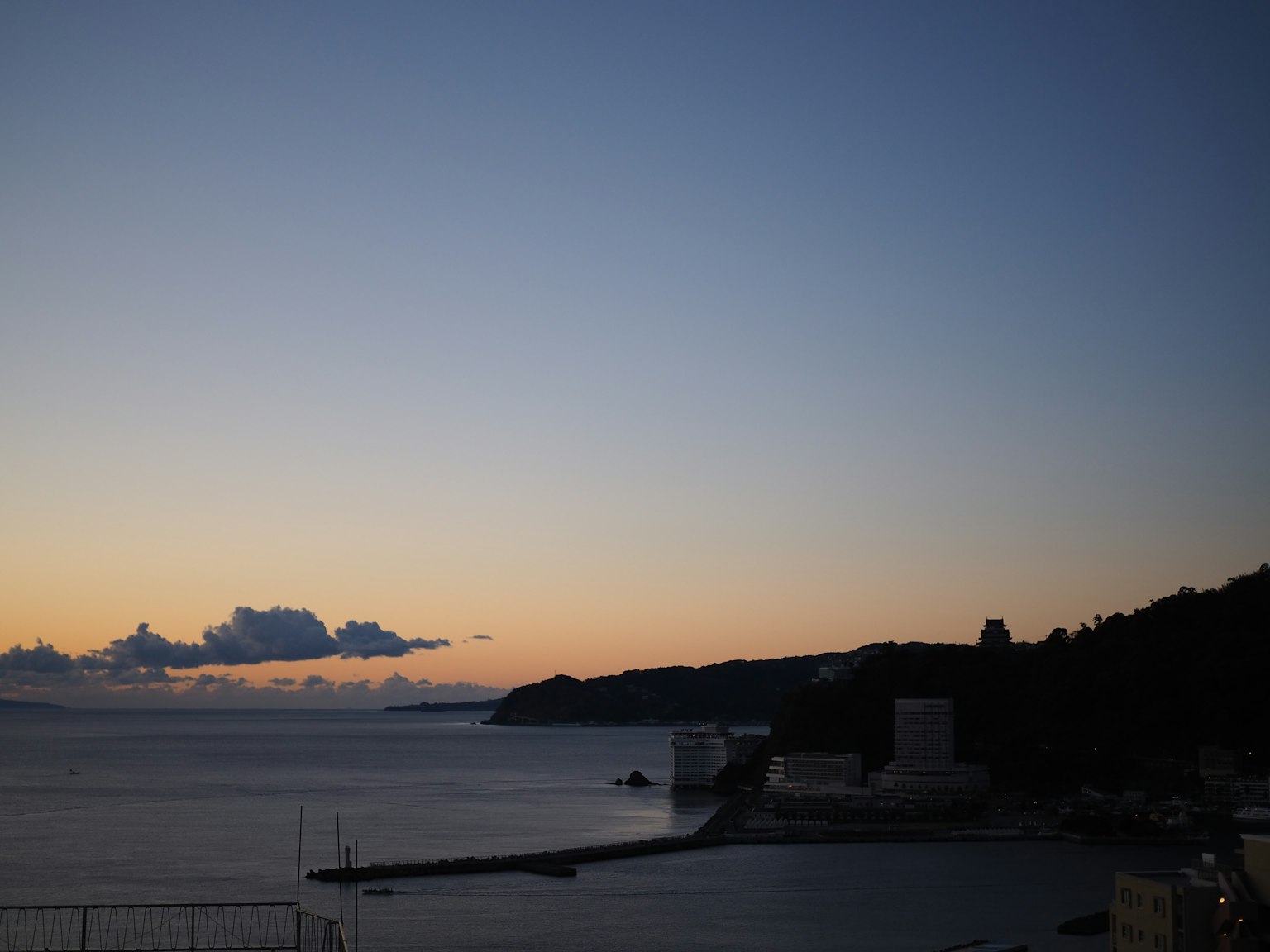 Magnifique coucher de soleil sur l'océan avec des collines au loin