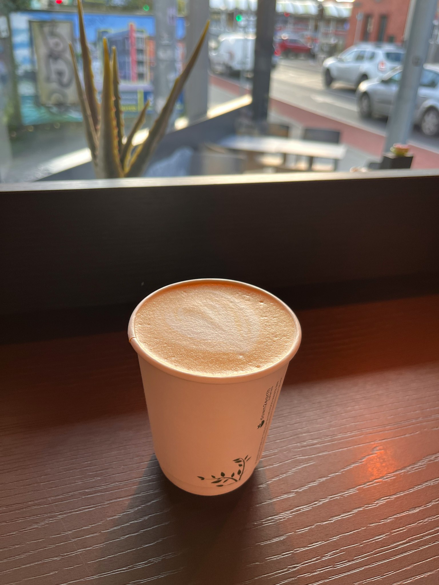 窗邊桌上的咖啡杯