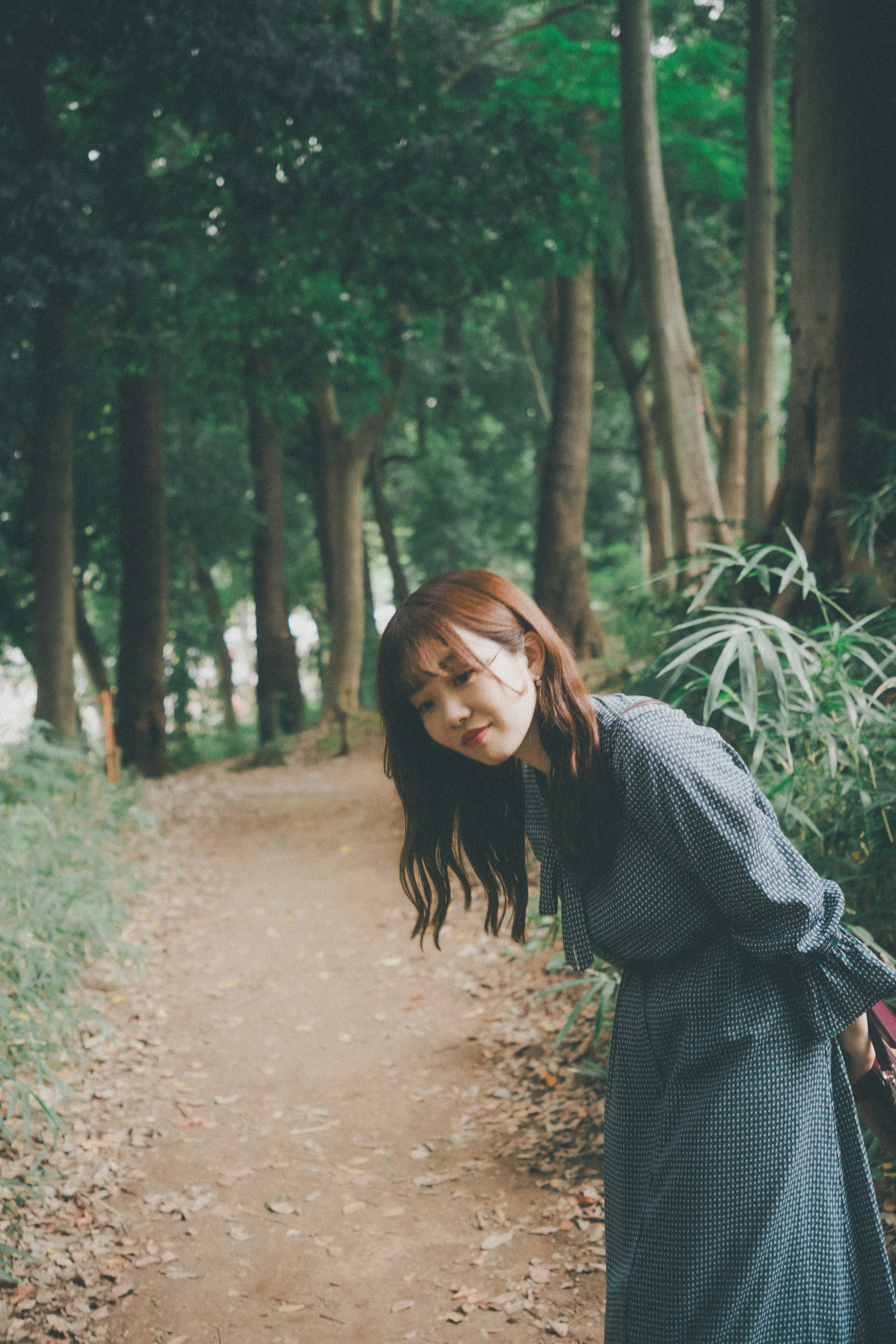森の小道を歩く女性
