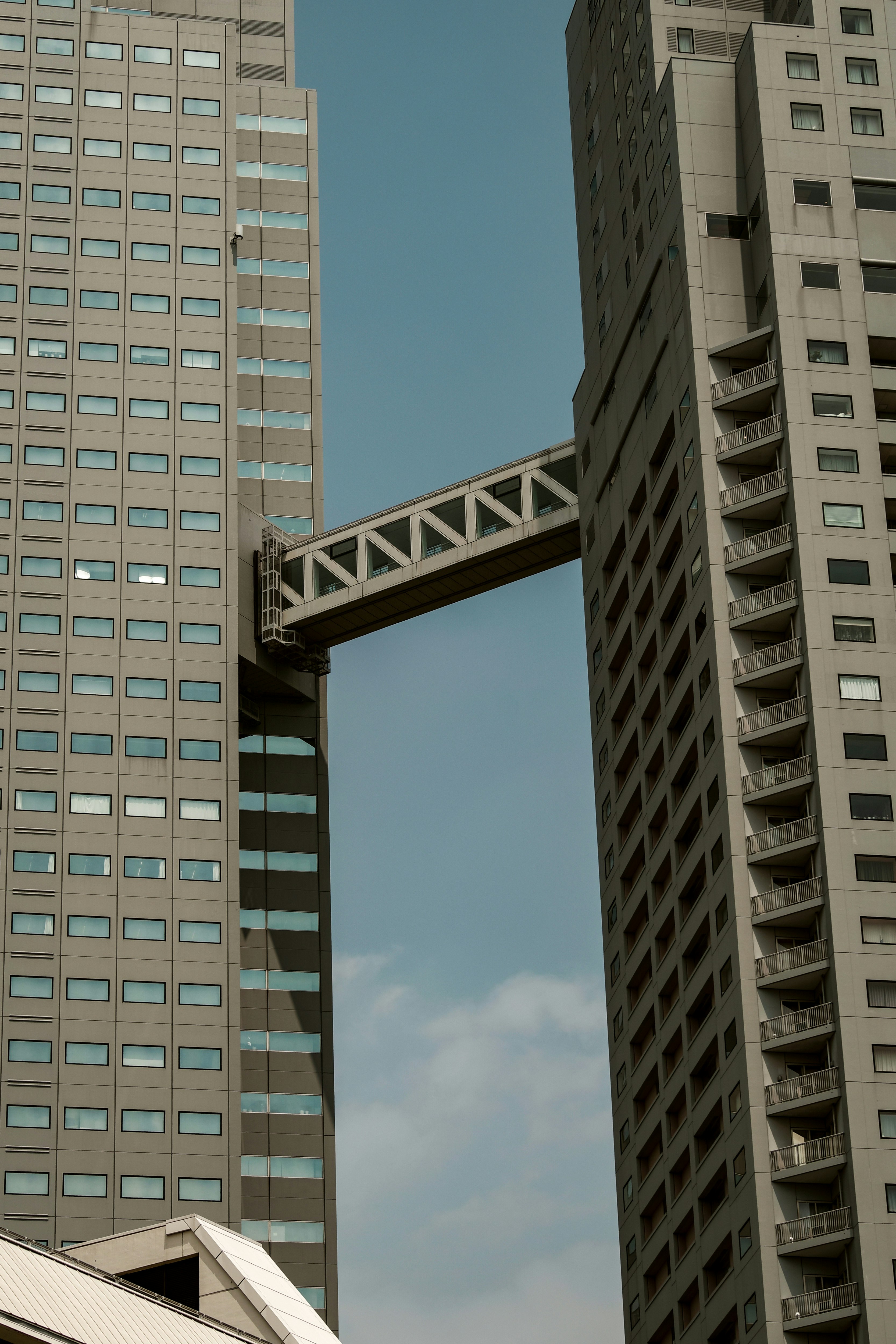 高架步行天橋連接高層建築