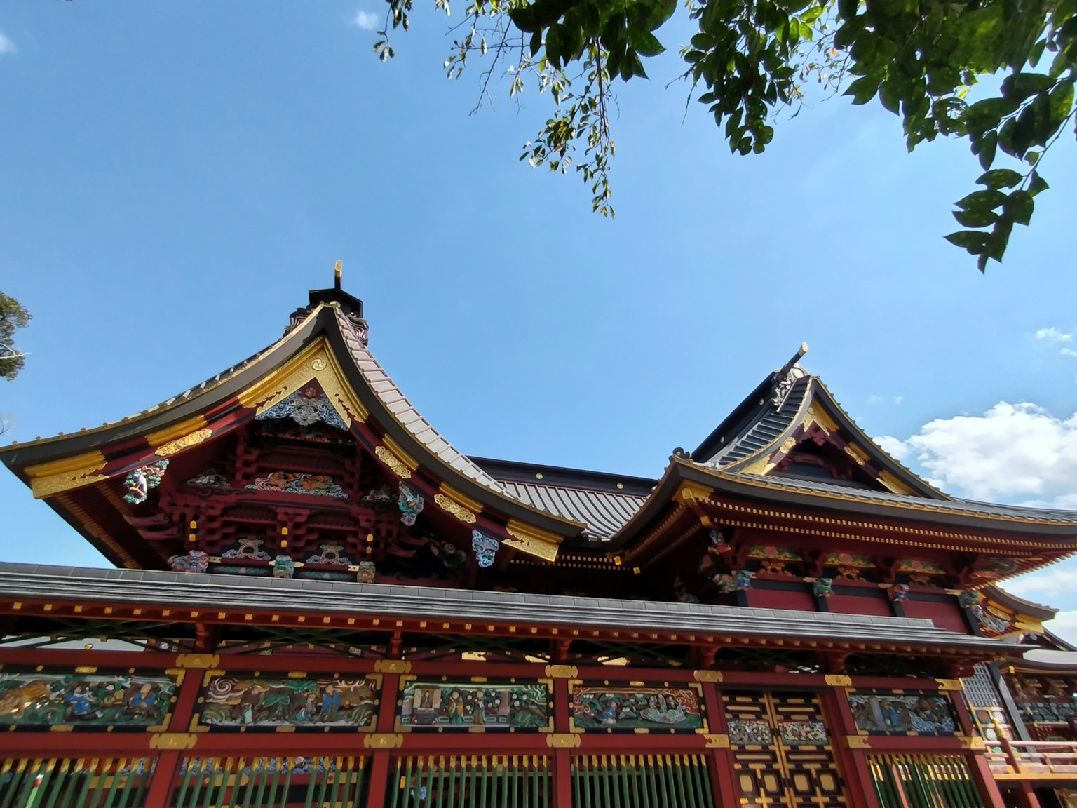 美麗的日本神社屋頂和裝飾在藍天之下