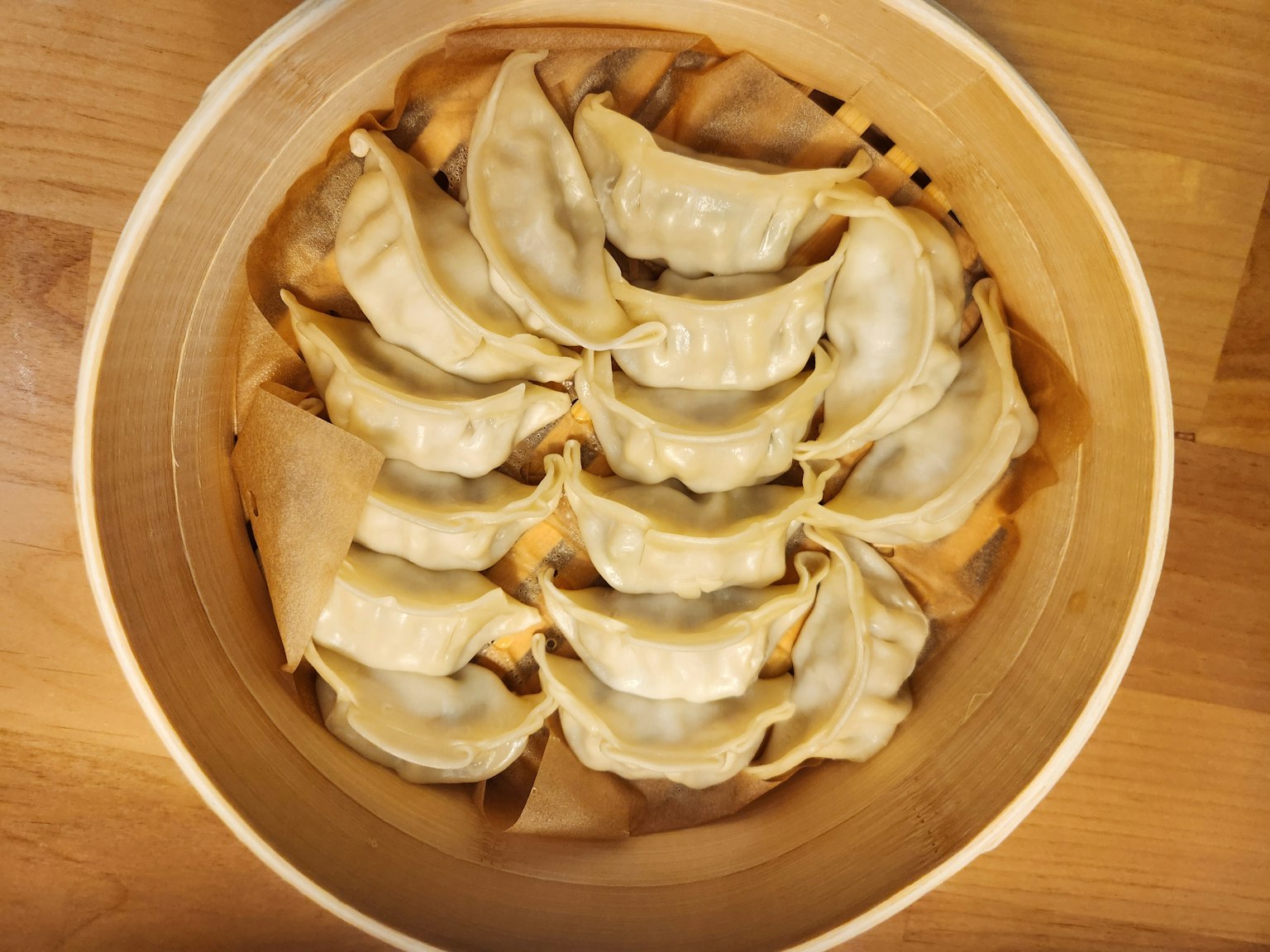 Một nồi hấp đầy bánh bao được sắp xếp gọn gàng