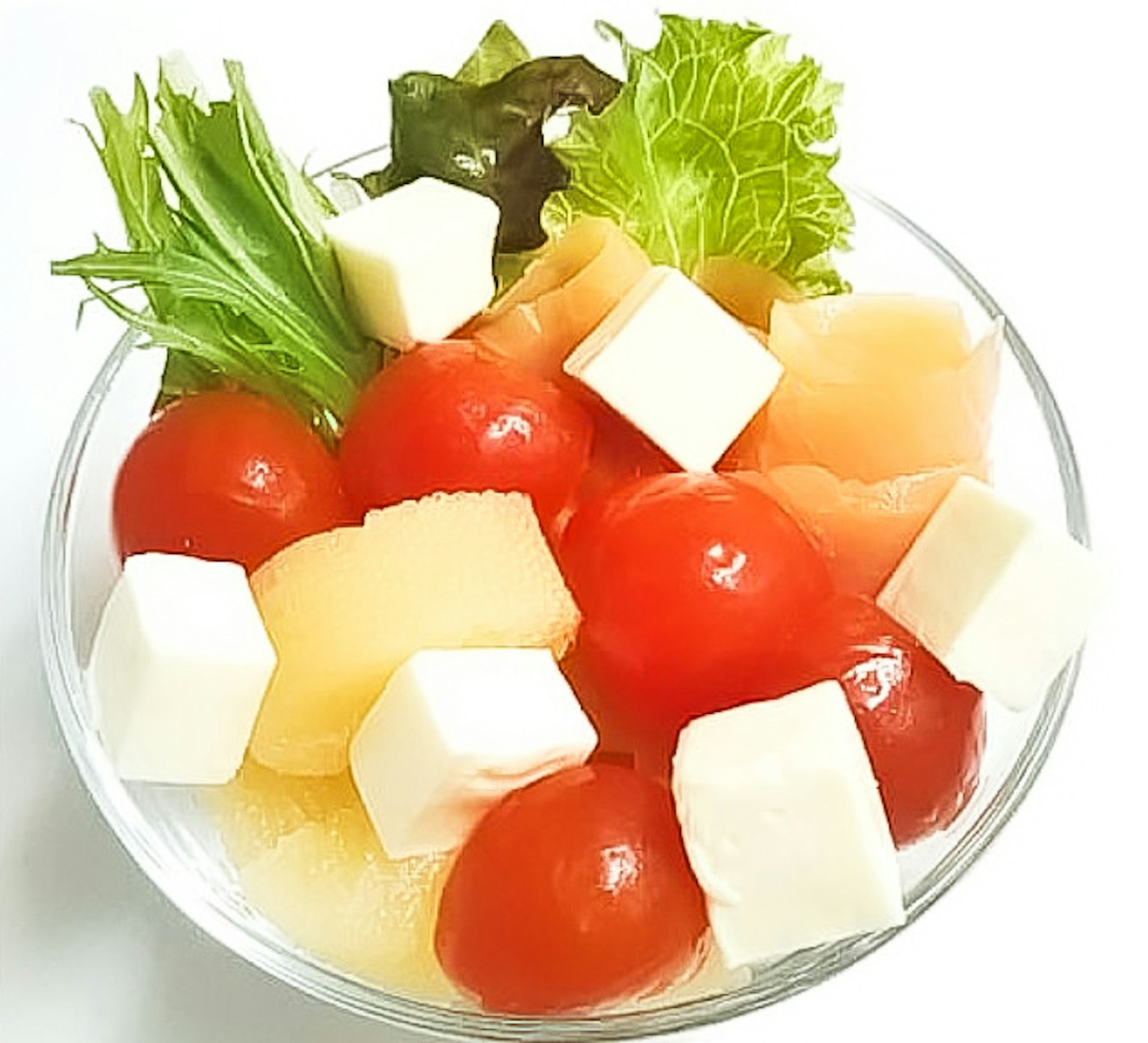 Bol de salade avec des tomates cerises des cubes de fromage et des légumes frais colorés et appétissants