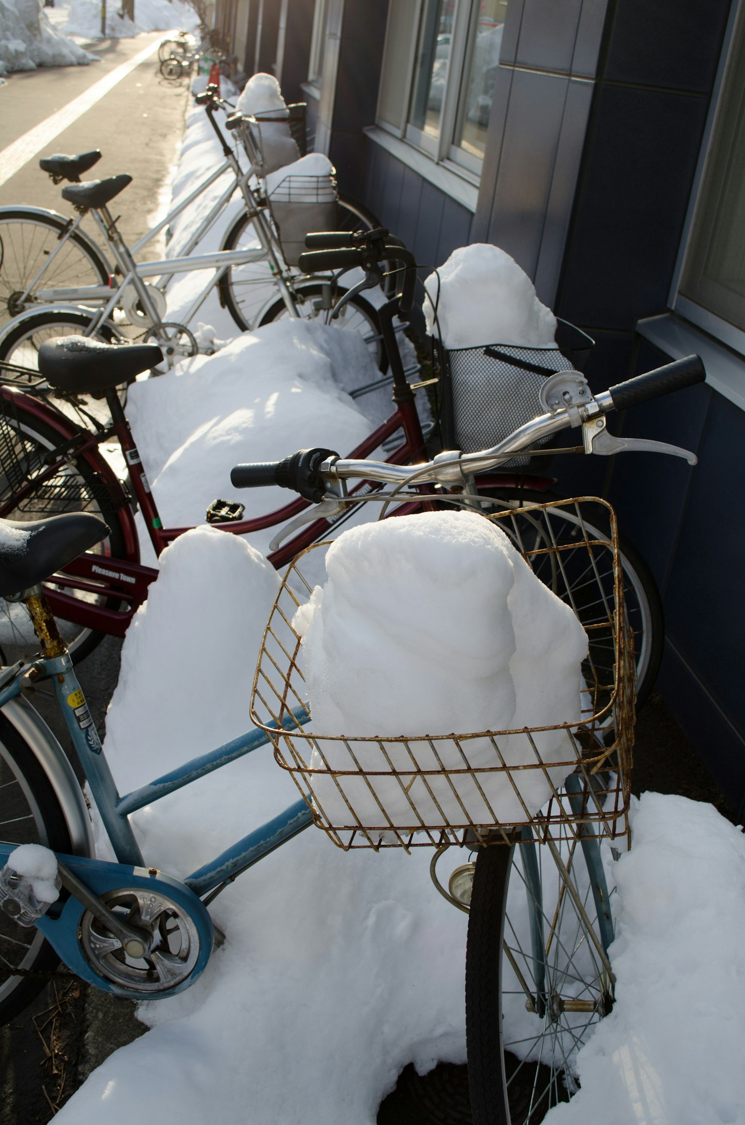 一排被雪覆蓋的自行車