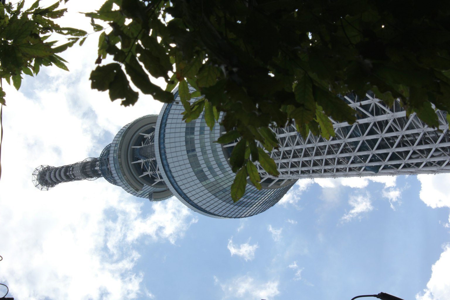 Tokyo Skytree che mostra il suo design unico contro un cielo blu