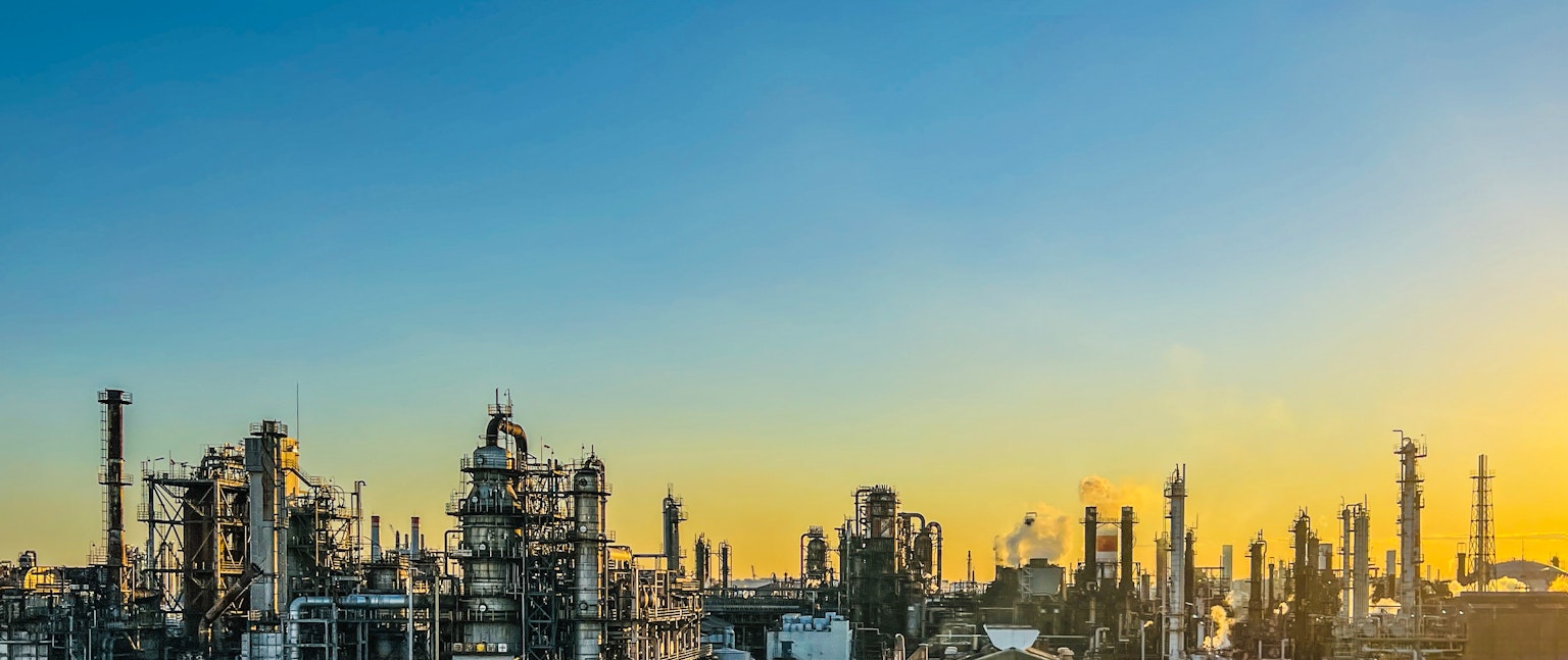 Silhouette industrial con fondo de atardecer