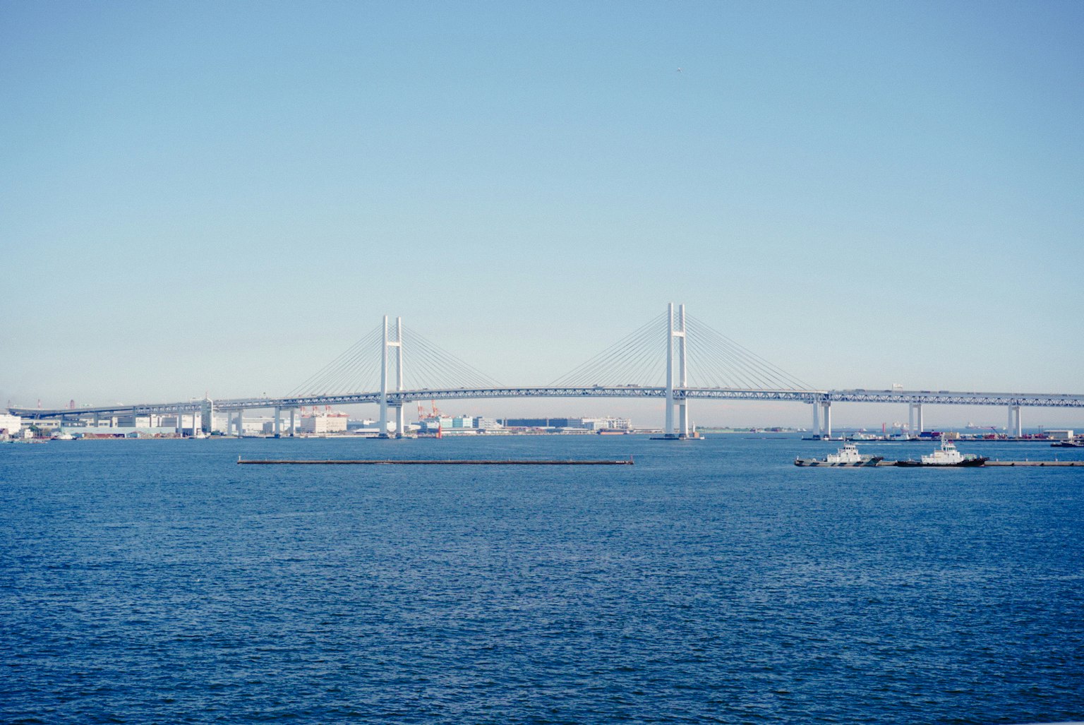 Vista panoramica di un ponte che si estende su un'acqua sotto un cielo blu