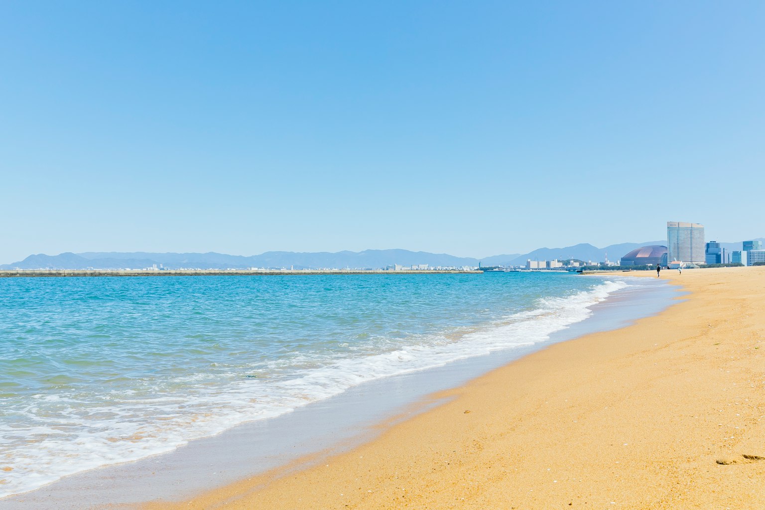 Vue de plage pittoresque avec ciel bleu et vagues douces