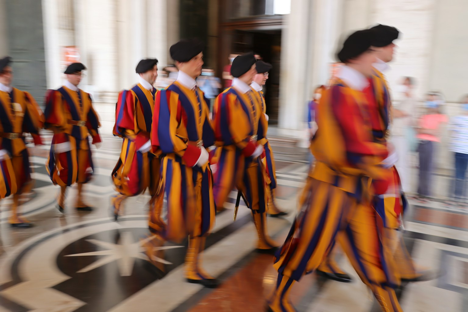 Schweizer Garde in bunten Uniformen, die im Vatikan gehen