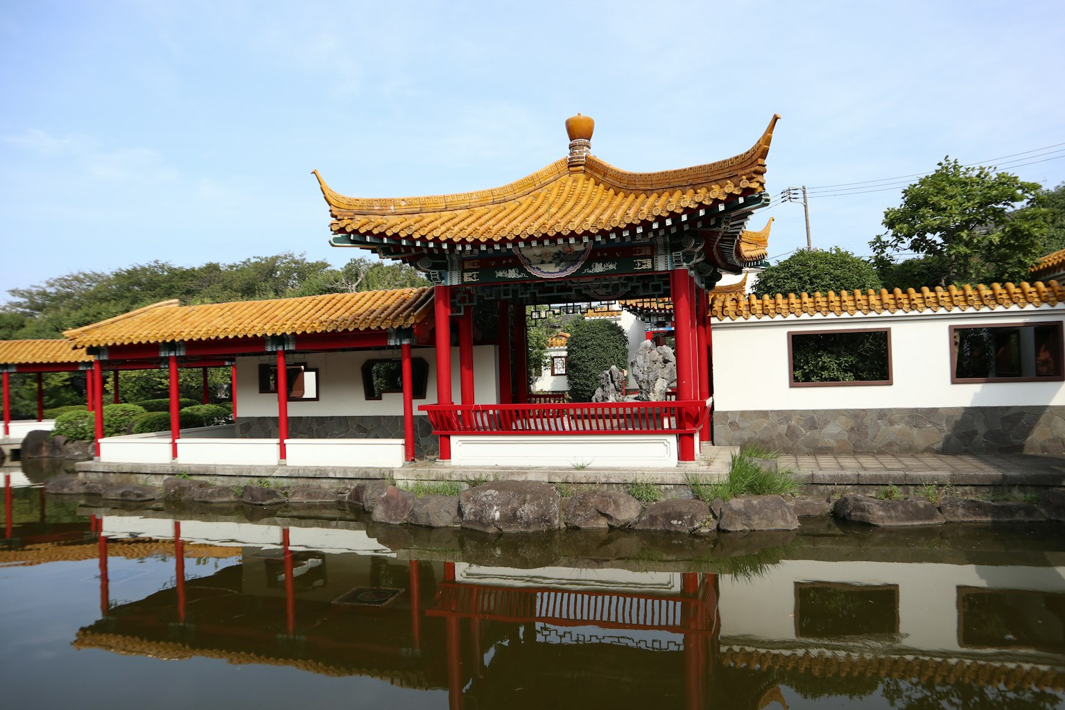 Bâtiment de style chinois magnifique se dresse au bord d'un étang