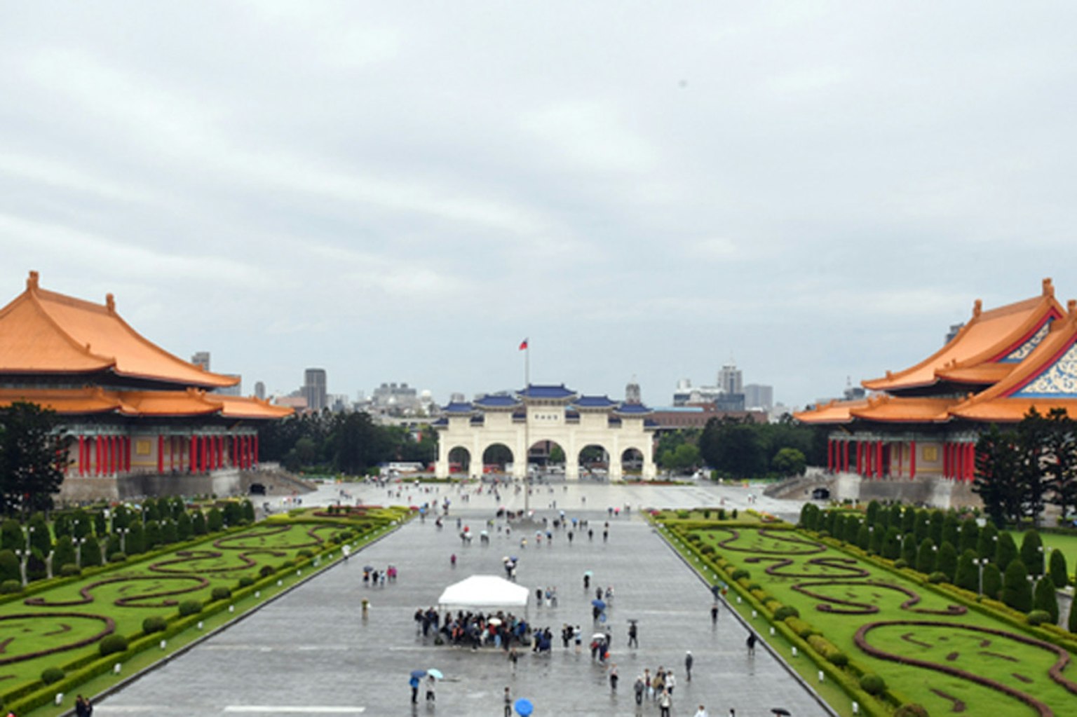 Mọi người tụ tập tại Đài tưởng niệm Tưởng Giới Thạch với kiến trúc đẹp