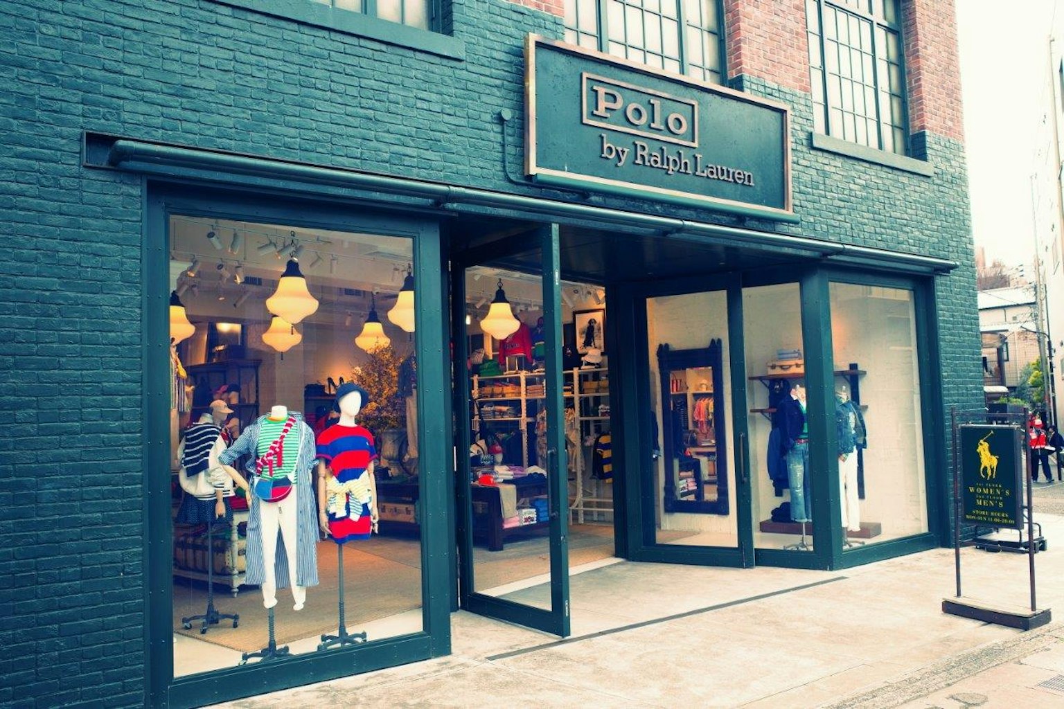 Polo店外觀展示休閒服裝的模特