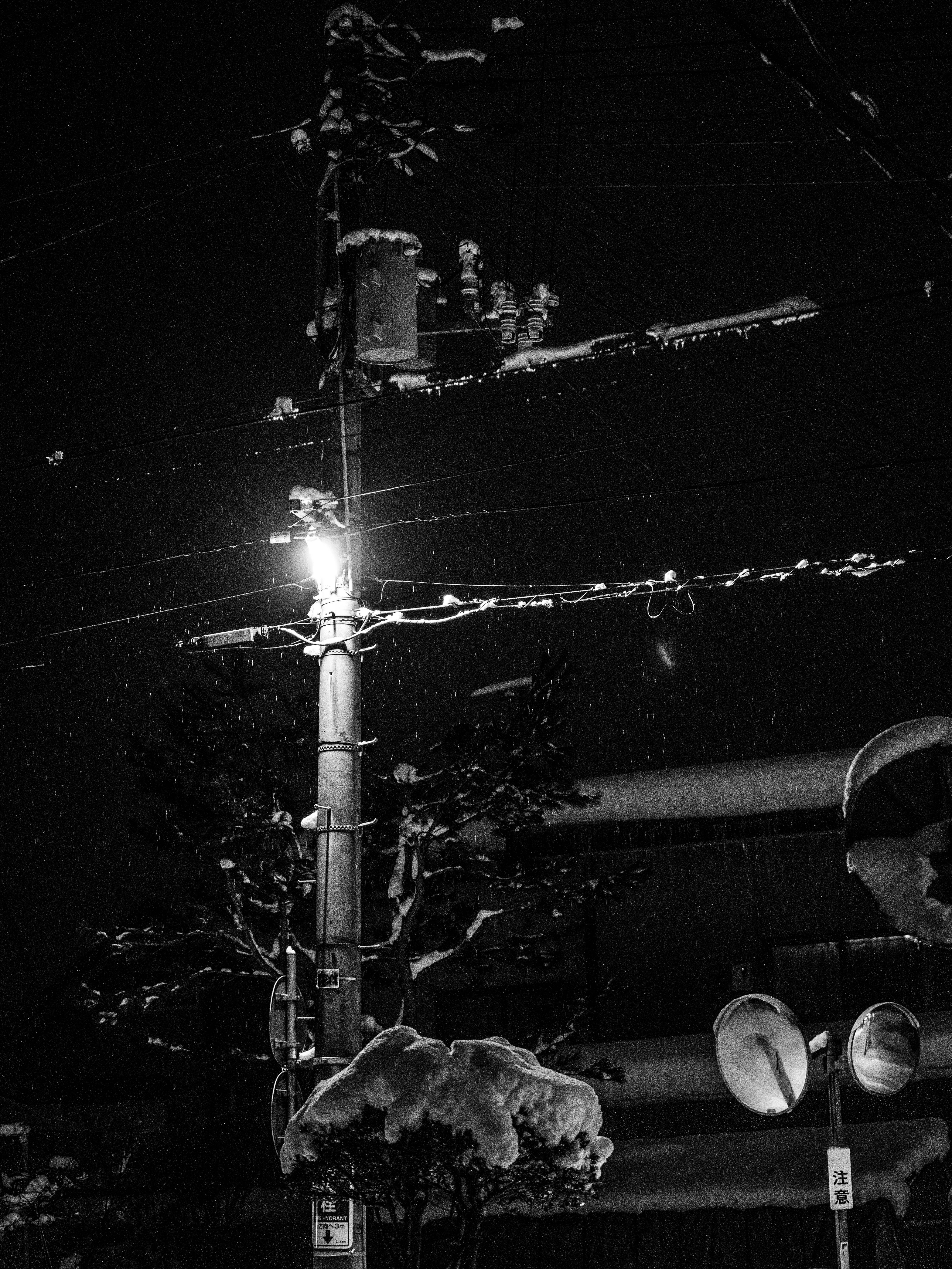 夜晚路燈下擺放的自行車與手套