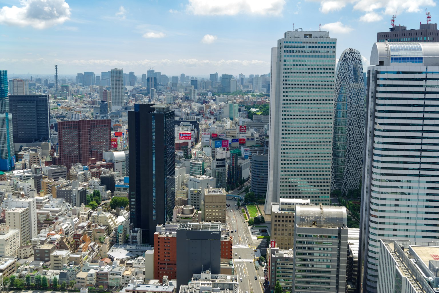 Pemandangan panorama gedung pencakar langit Tokyo dengan langit biru dan awan putih