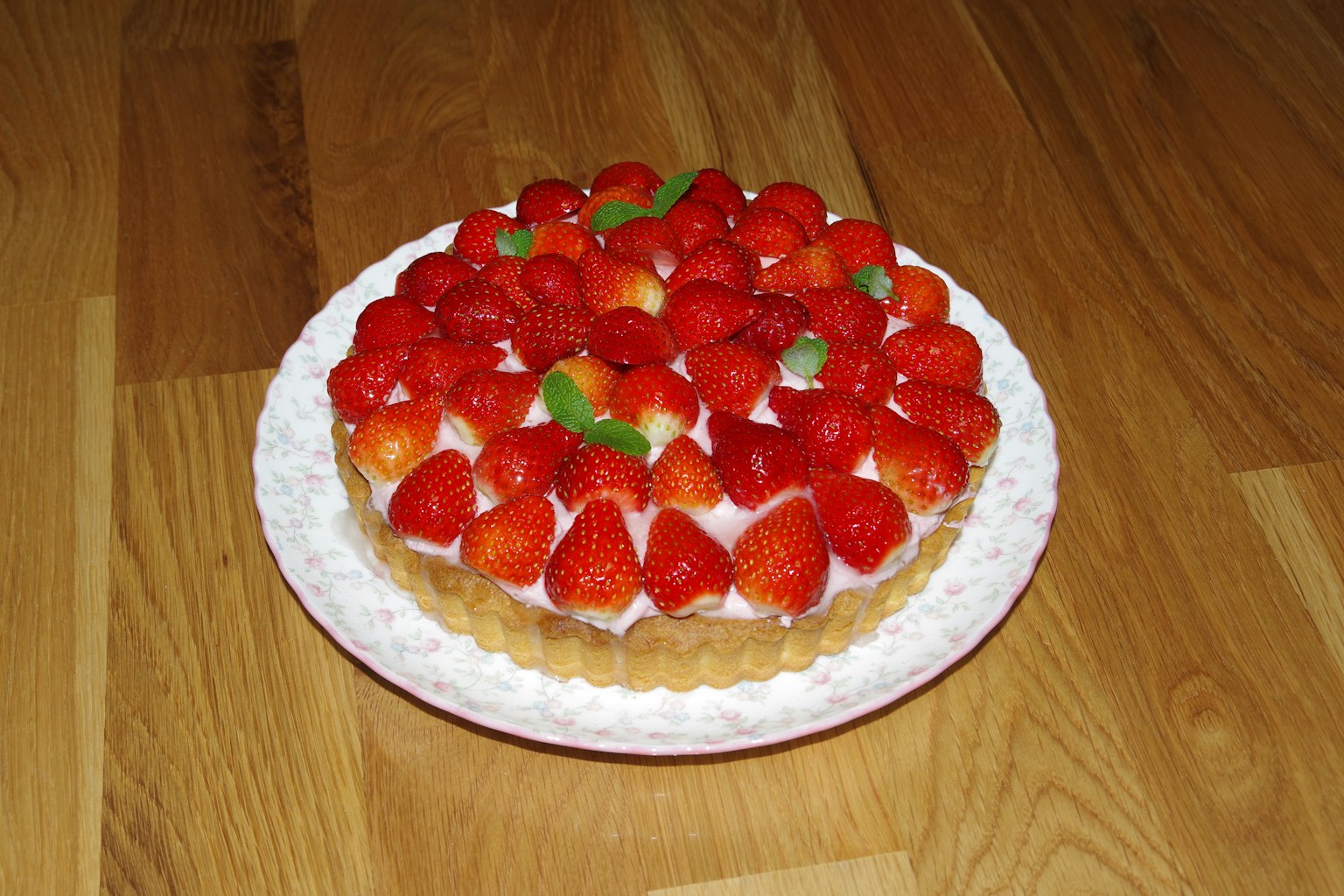 Tart stroberi yang dihiasi dengan stroberi segar