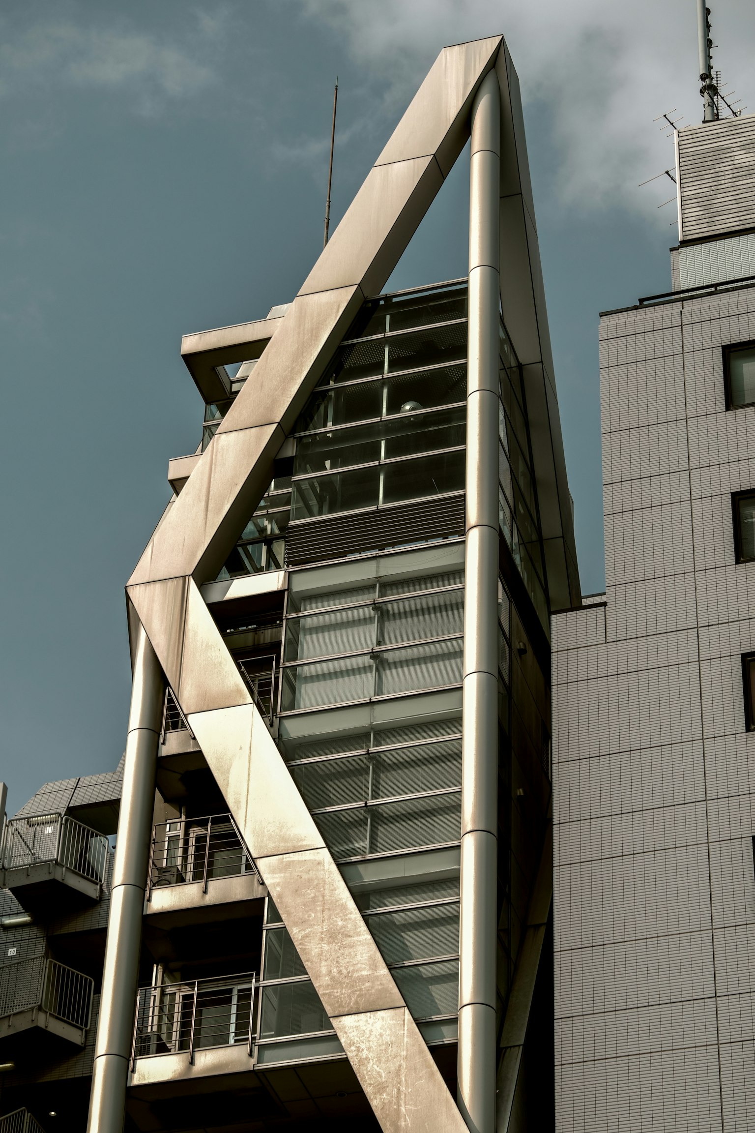 Ngoại thất tòa nhà độc đáo với khung kim loại góc nhọn và cấu trúc kính