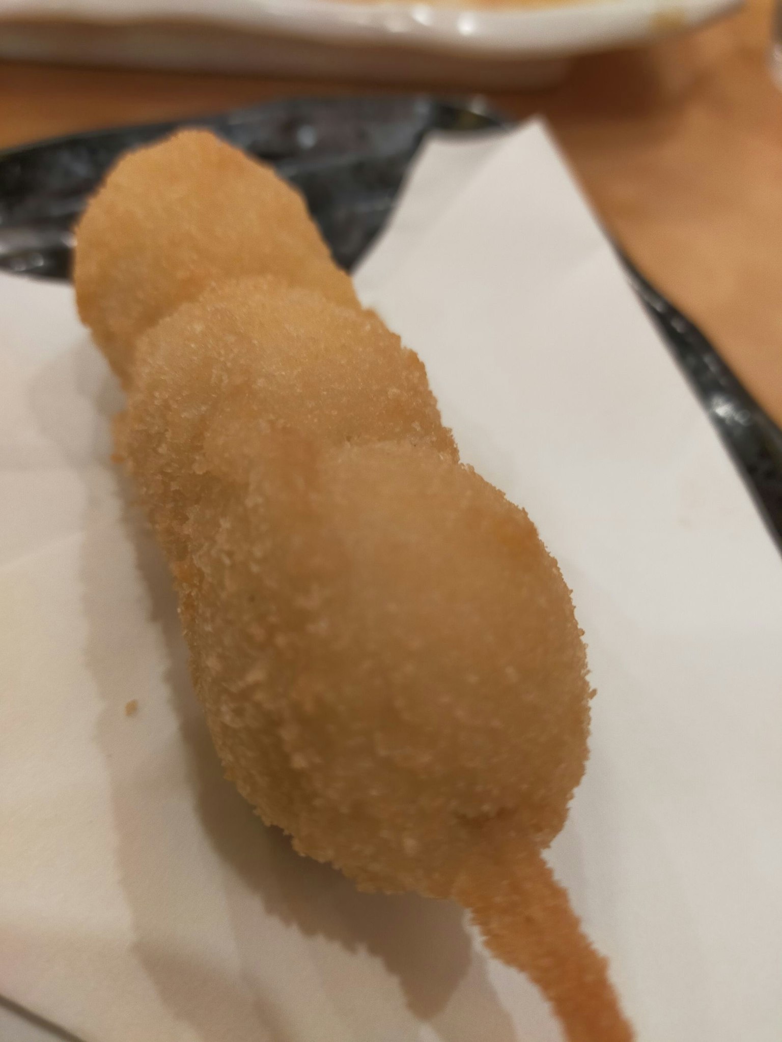 คร็อกเก็ตที่เพิ่งทอดใหม่วางอยู่บนจาน