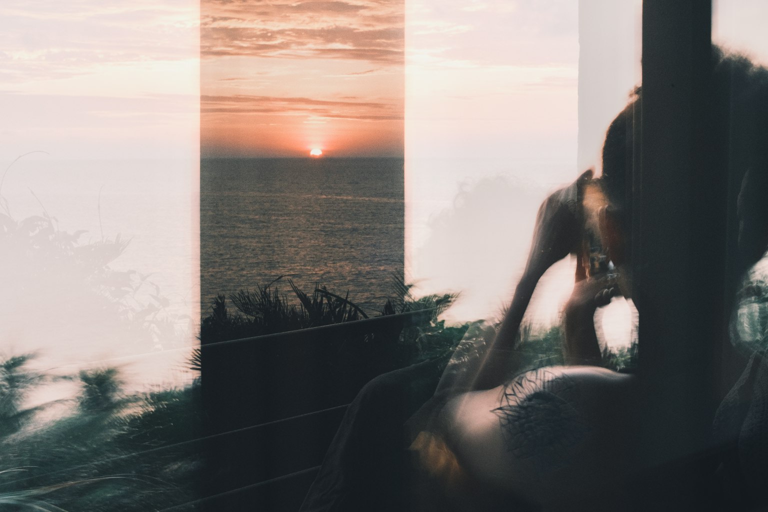 夕阳下海洋的女性剪影