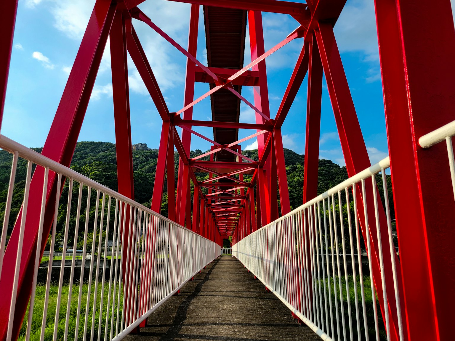 Estructura de puente rojo vibrante bajo un cielo azul claro
