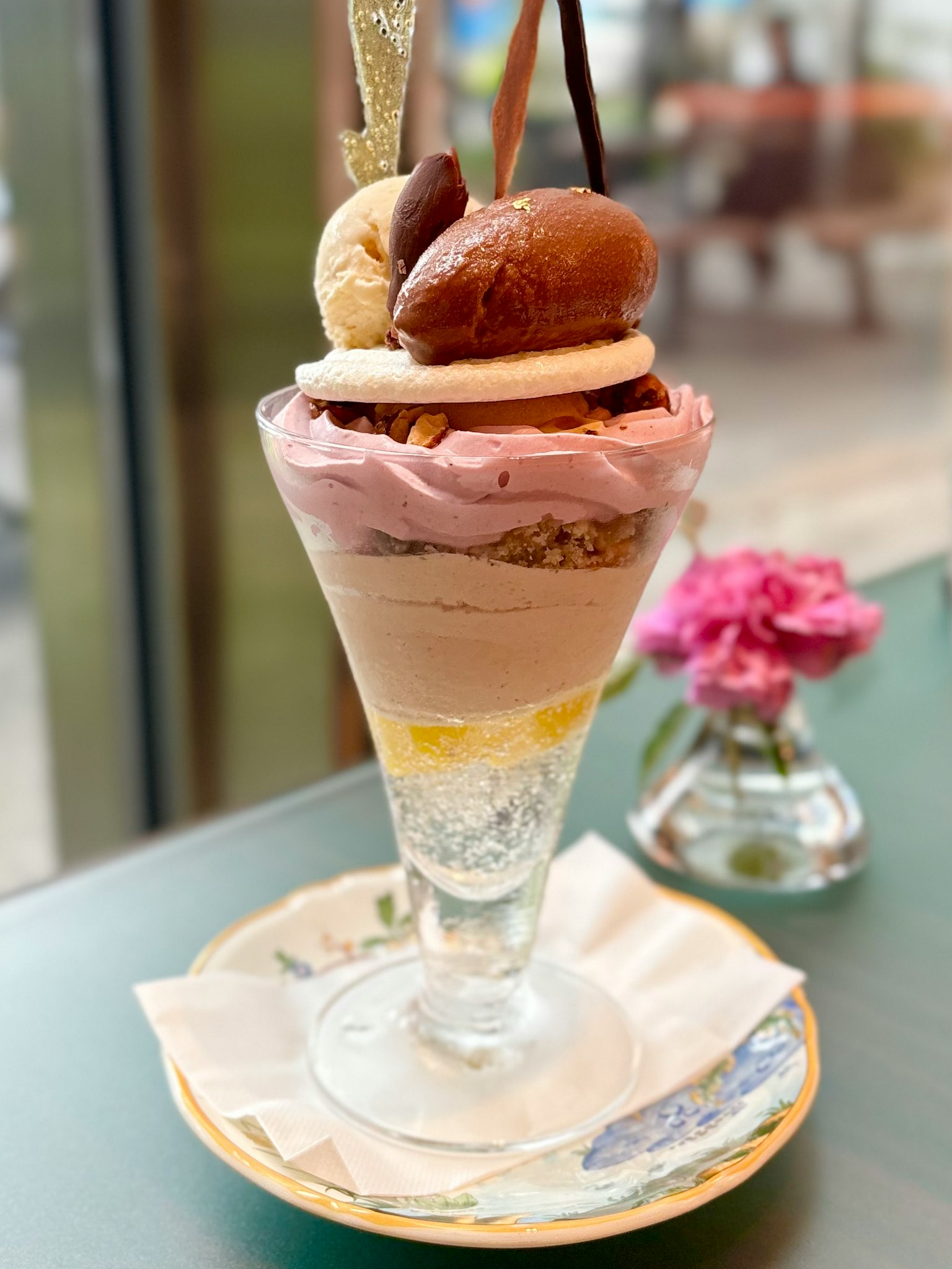 Parfait di gelato colorato presentato in modo elegante