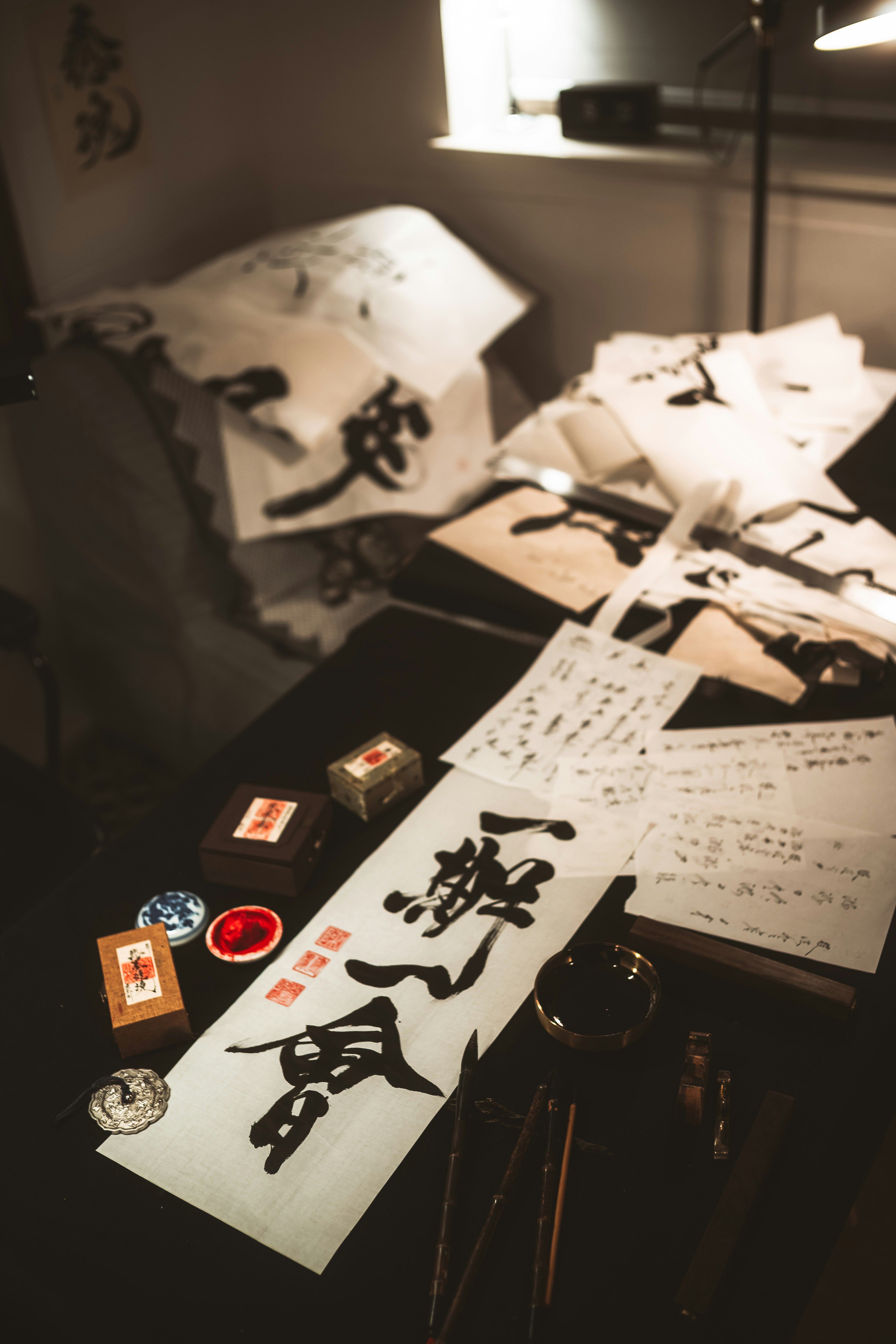 下班後的桌面上散落的文件與書寫工具現場紀錄