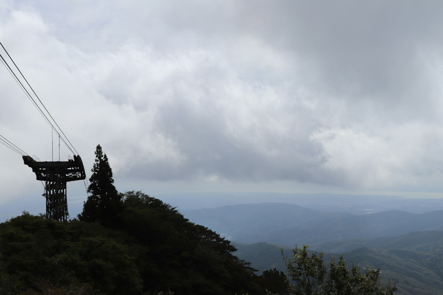 山顶缆车塔的风景，背景是多云的天空