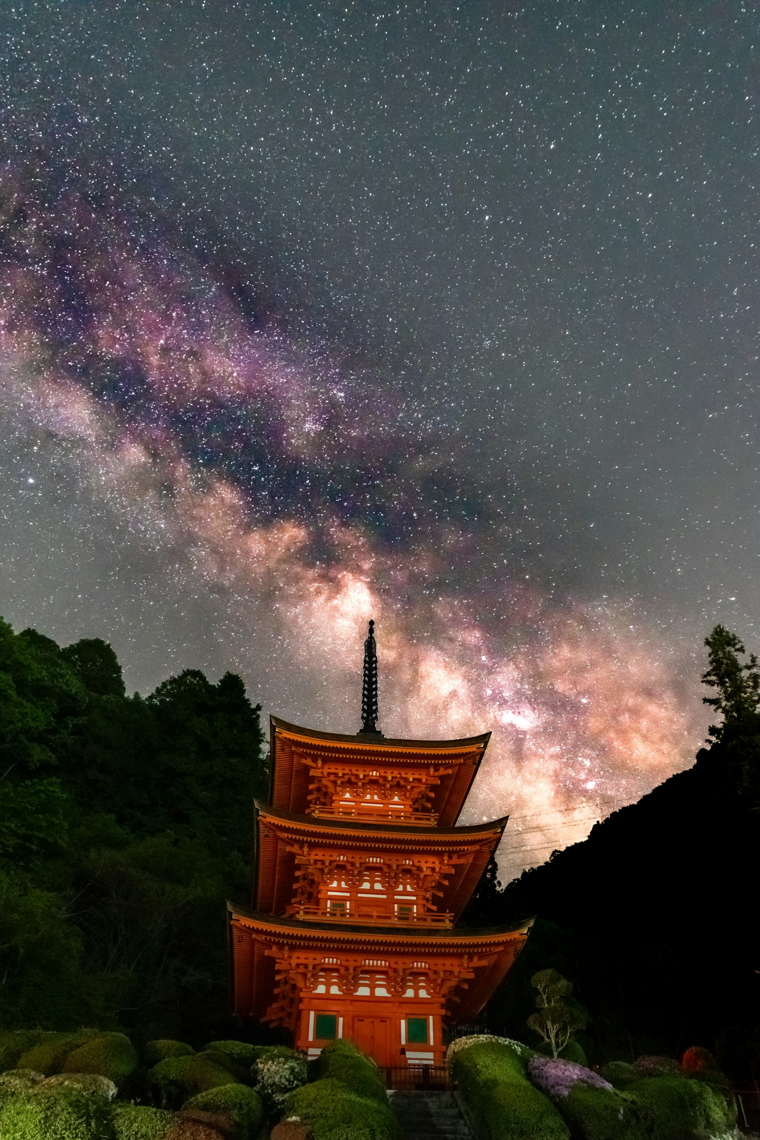 아름다운 별빛 아래 빨간 탑과 은하수