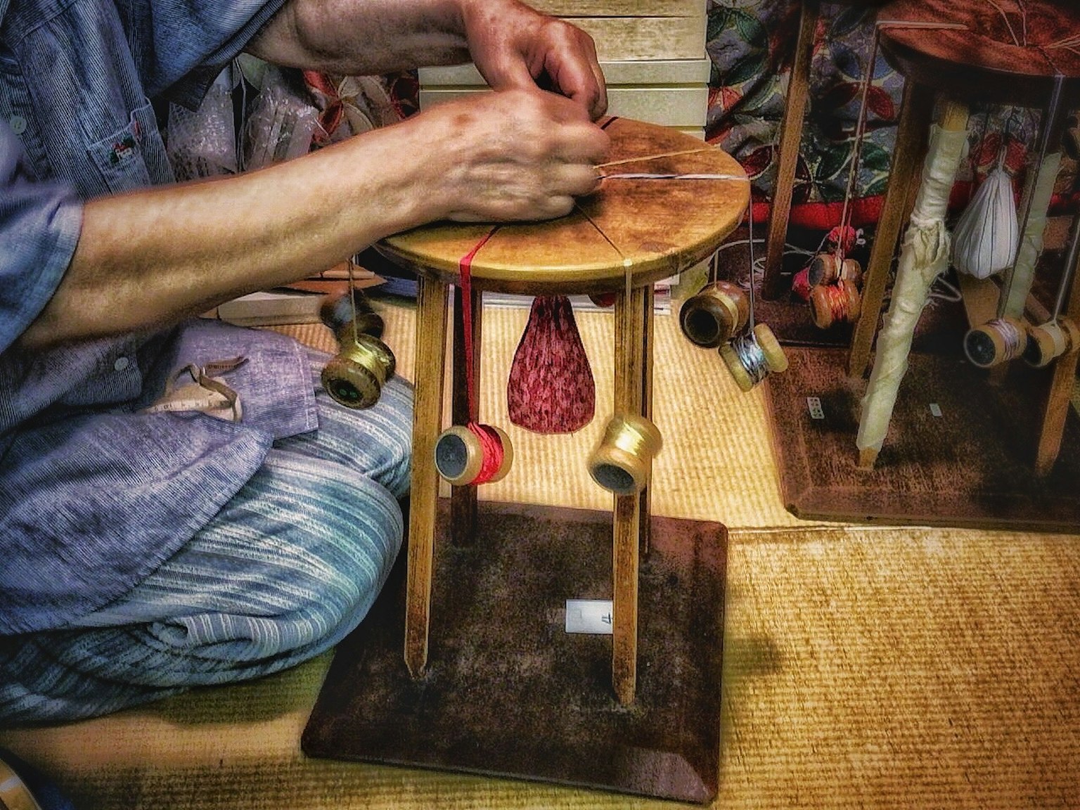 Immagine di un artigiano che lavora a un oggetto fatto a mano tradizionale