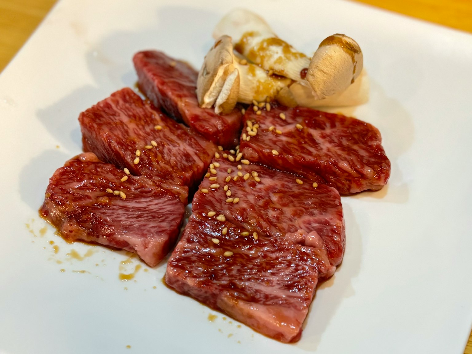 盘子里的美丽大理石纹和牛肉片和一瓣大蒜