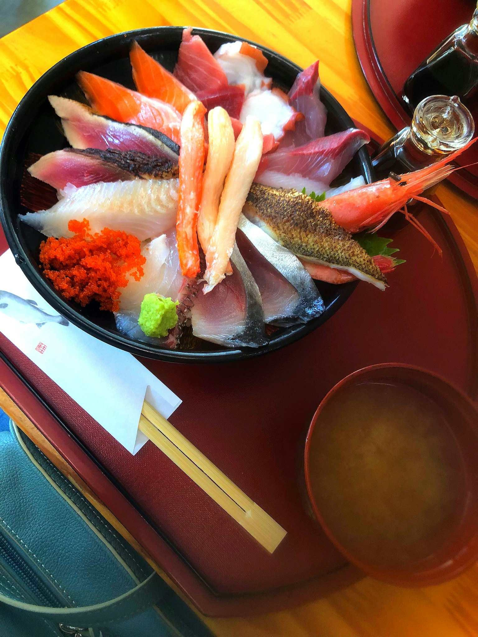 Eine lebendige Sashimi-Schüssel mit verschiedenen Meeresfrüchten und Miso-Suppe